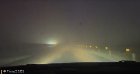 CSGT tạm cấm đường do sương m&ugrave; phủ k&iacute;n khiến cao tốc Cao Bồ-Mai Sơn-QL45 mất an to&agrave;n nghi&ecirc;m trọng - Ảnh 1.