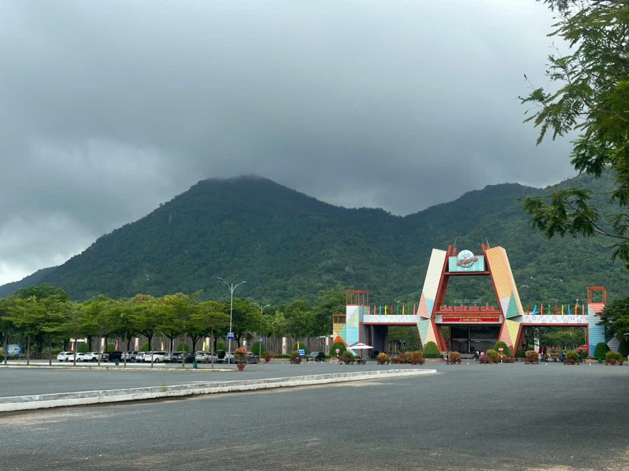 Góc săn mây độc đáo trên đỉnh nóc nhà miền Tây  - Ảnh 1.