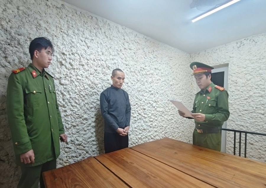 Khởi tố tài xế ô tô tông trúng xe máy khiến 3 người trong gia đình thương vong - Ảnh 1.