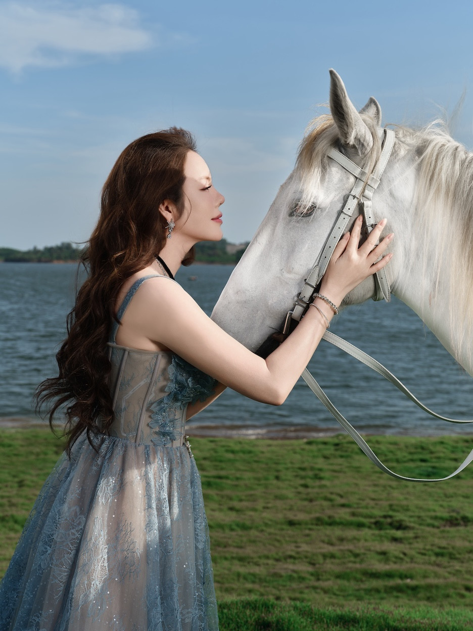 L&yacute; Nh&atilde; Kỳ khoe nhan sắc trong bộ ảnh chụp với ngựa - Ảnh 1.