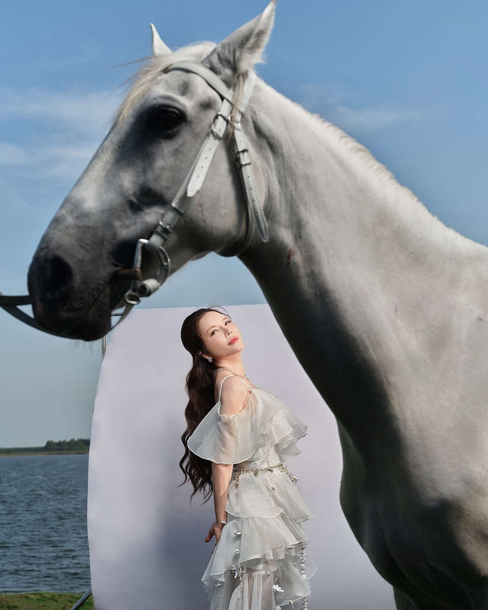 L&yacute; Nh&atilde; Kỳ khoe nhan sắc trong bộ ảnh chụp với ngựa - Ảnh 3.
