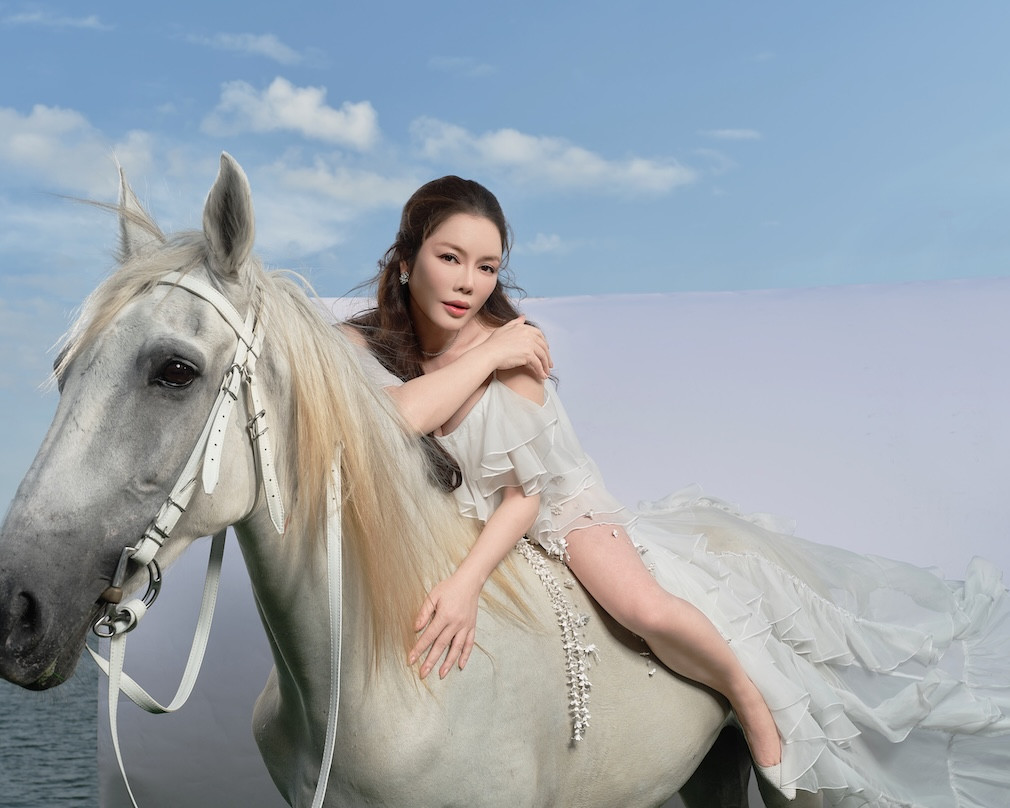 L&yacute; Nh&atilde; Kỳ khoe nhan sắc trong bộ ảnh chụp với ngựa - Ảnh 5.