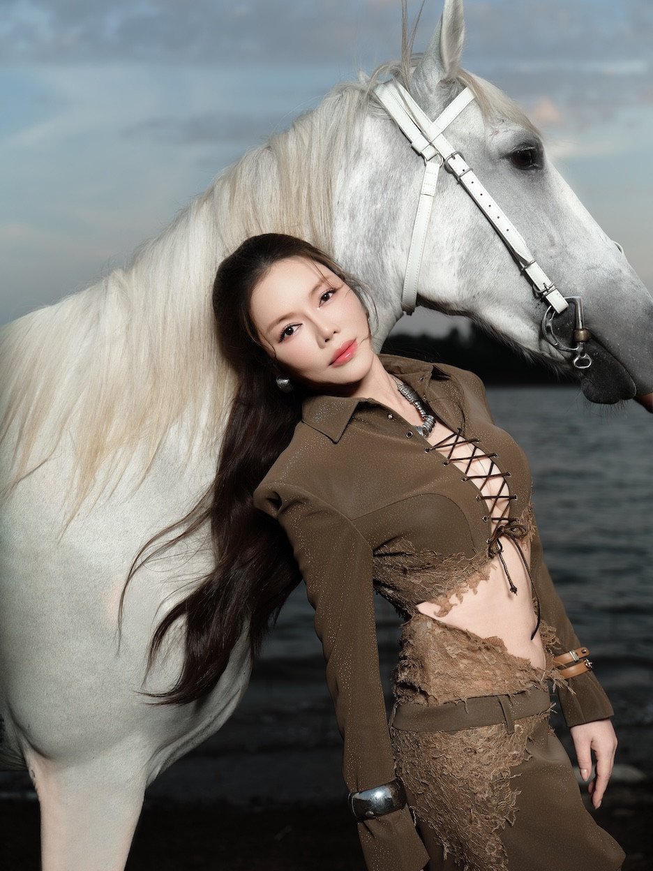 L&yacute; Nh&atilde; Kỳ khoe nhan sắc trong bộ ảnh chụp với ngựa - Ảnh 6.