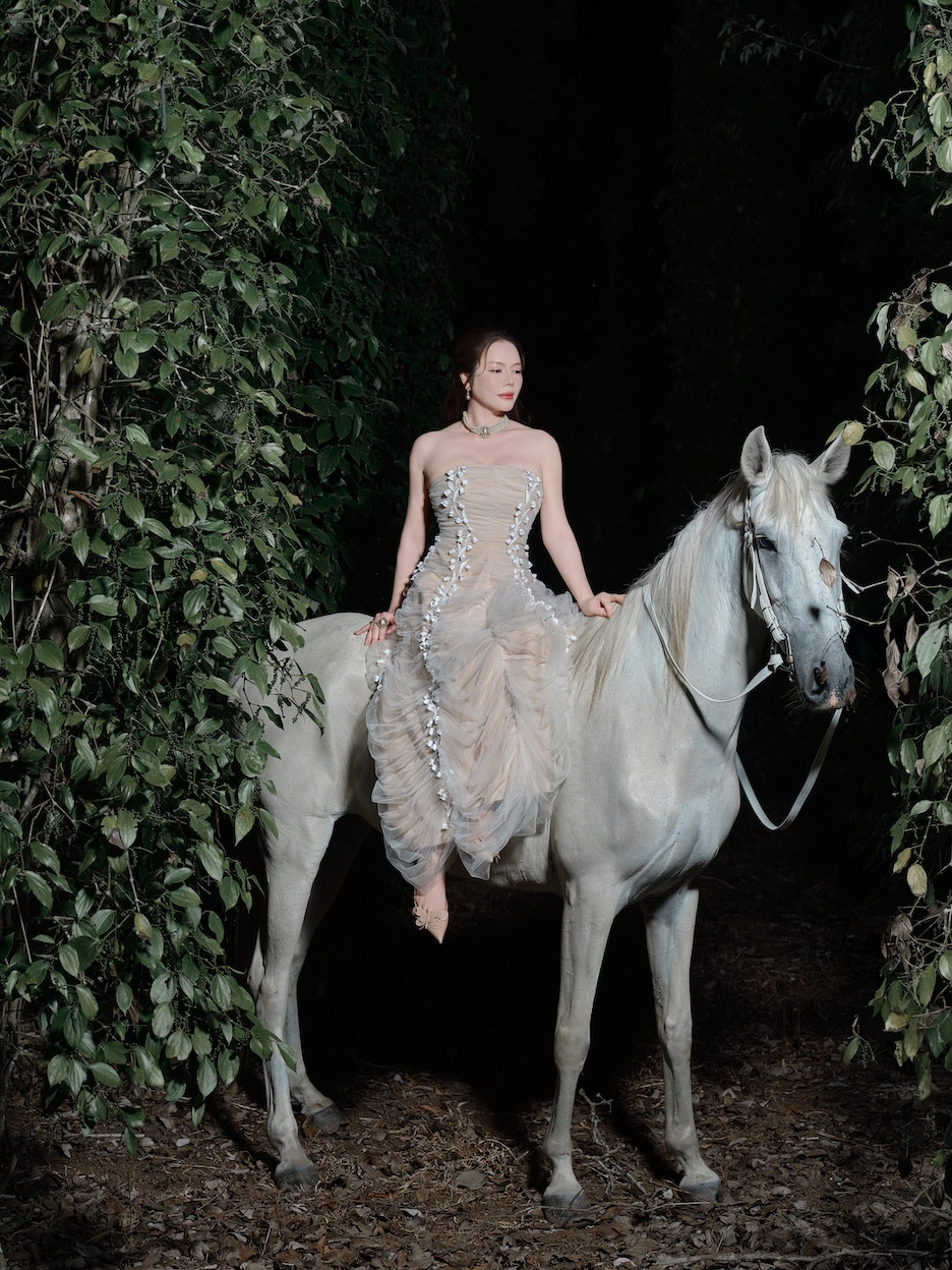 Lý Nhã Kỳ khoe nhan sắc trong bộ ảnh chụp với ngựa - Ảnh 9.