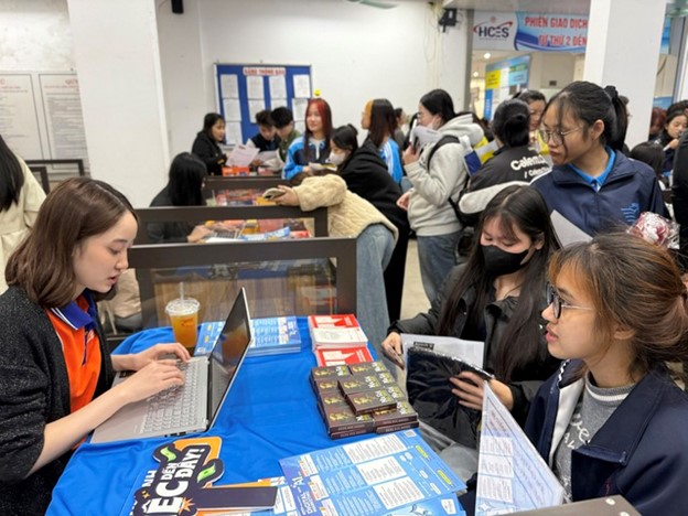 Săn việc xuyên Tết: Lương tăng vọt nhưng bẫy tuyển dụng cũng rình rập - Ảnh 1.