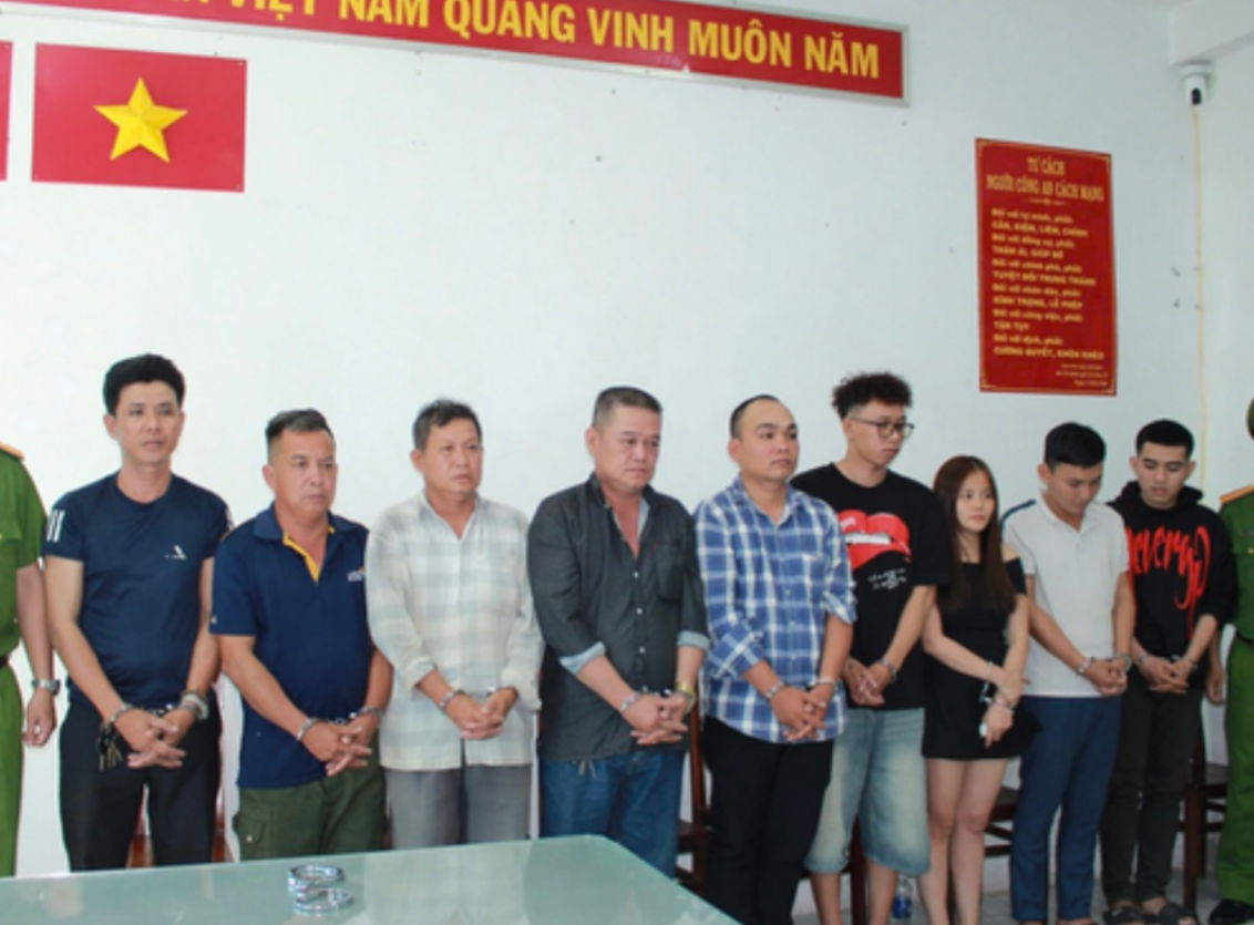 Nhóm người mang quan tài diễu phố để "tạo cú sốc" trước chợ Bến Thành sắp hầu tòa- Ảnh 1.