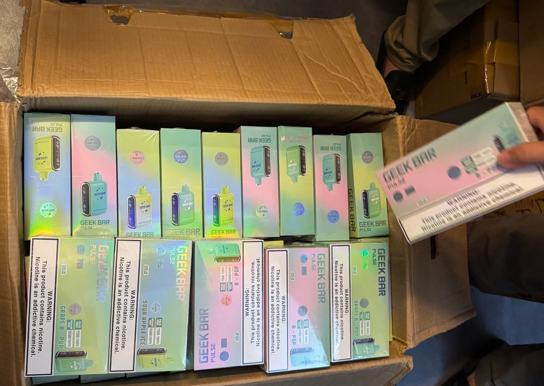 Bắt tạm giam 7 đối tượng trong đường dây mua bán thuốc lá điện tử quy mô lớn - Ảnh 2.