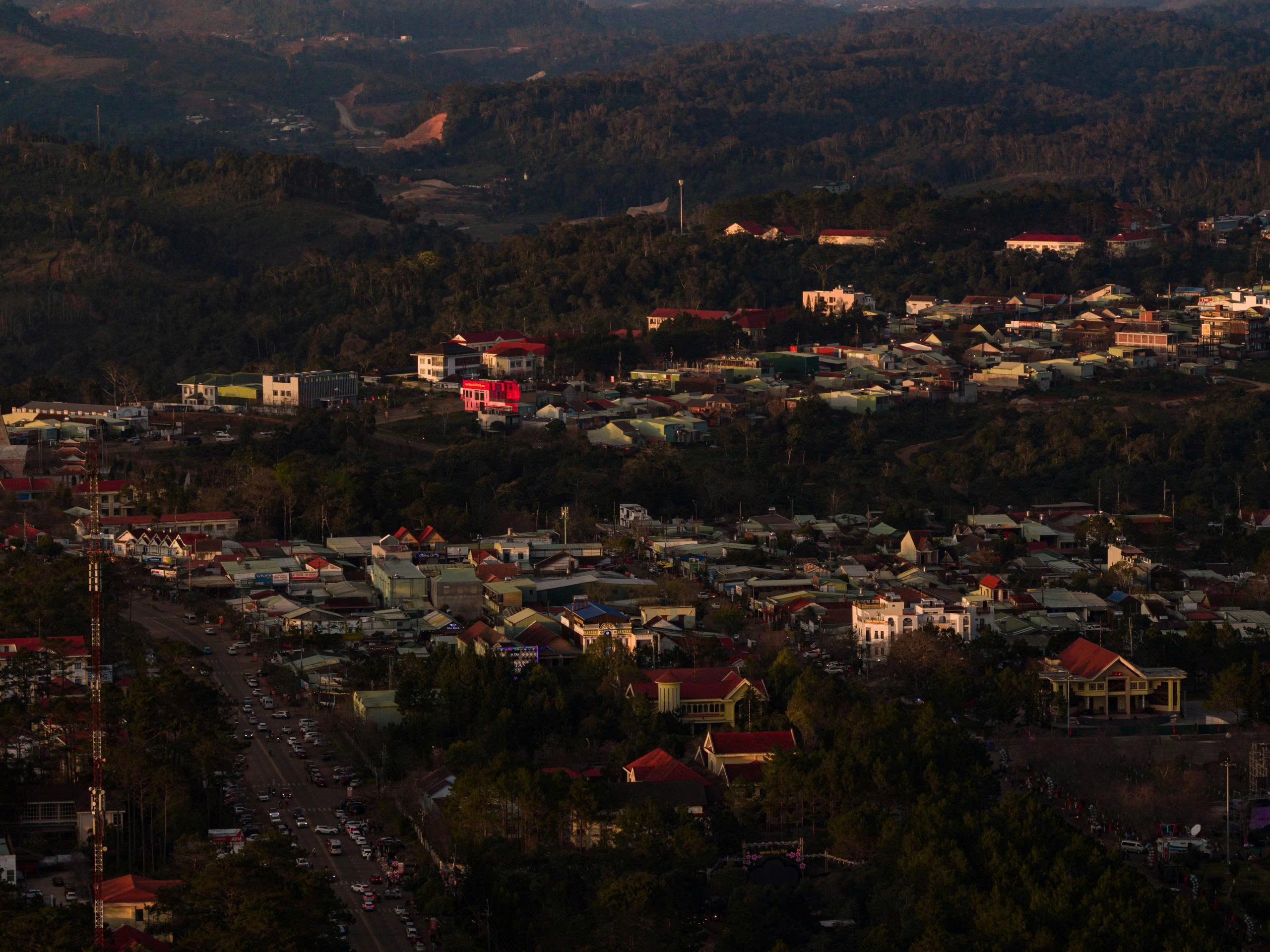 Đẹp ngỡ ngàng rừng tự nhiên thay lá nhuộm sắc đèo Măng Đen- Ảnh 15.
