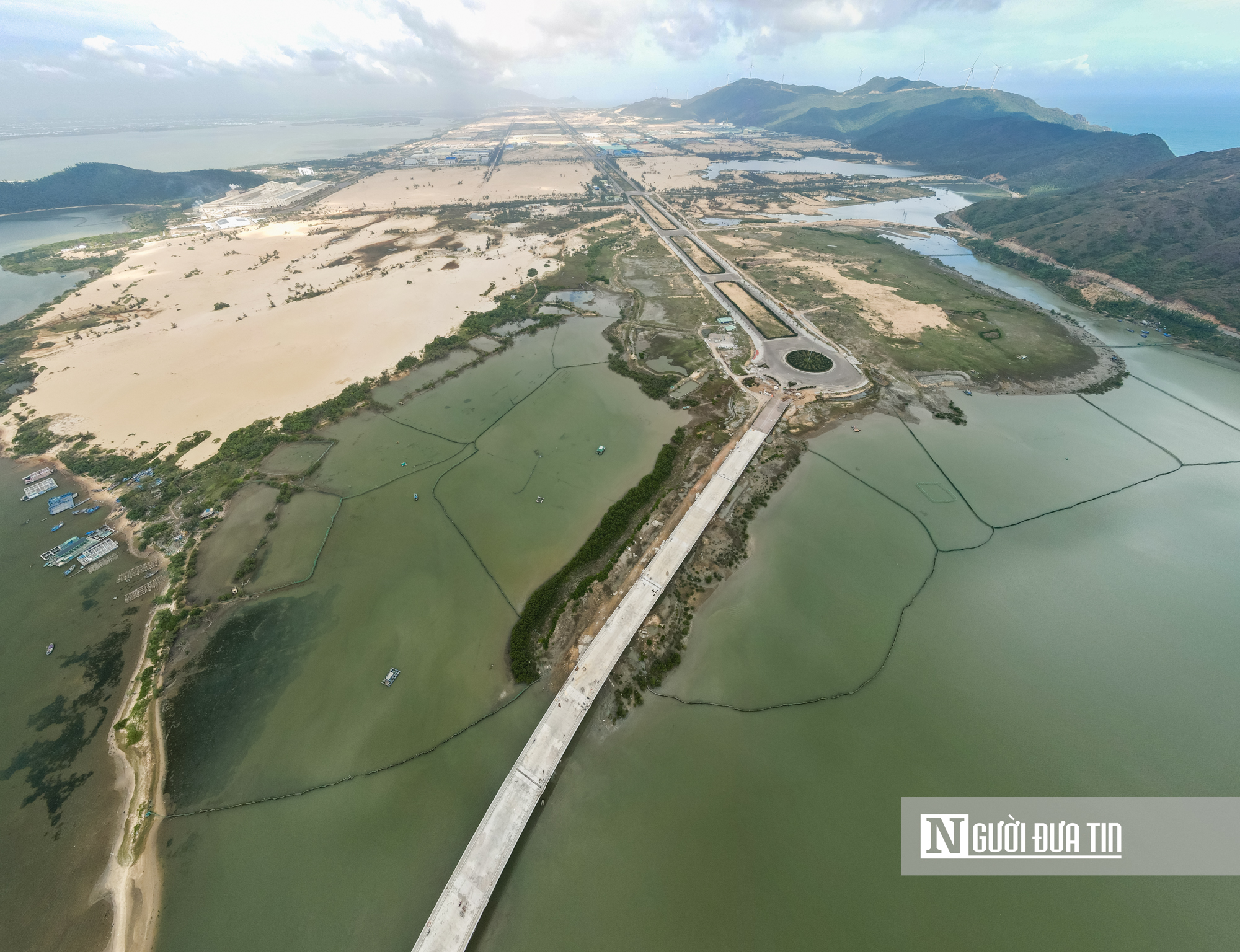 Cận cảnh cầu vượt biển 500 tỷ nối trung t&acirc;m Gia Lai với c&aacute;c b&aacute;n đảo biệt lập ph&iacute;a Đ&ocirc;ng  - Ảnh 2.