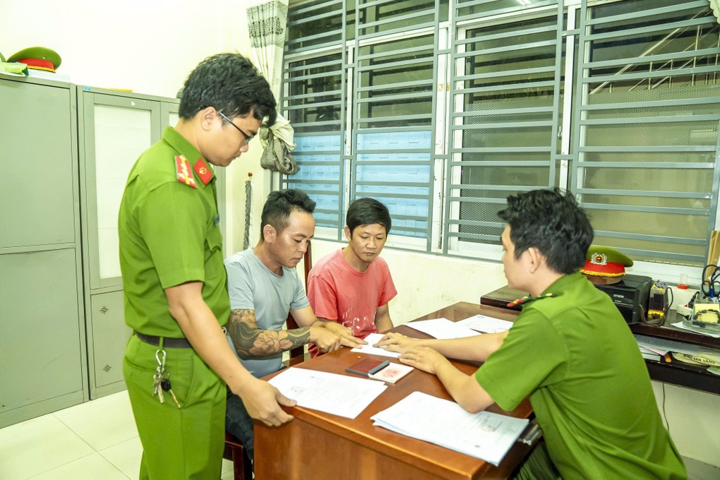 Đánh gục bạn nhậu vì mâu thuẫn tính tiền karaoke ở TPHCM - Ảnh 1.