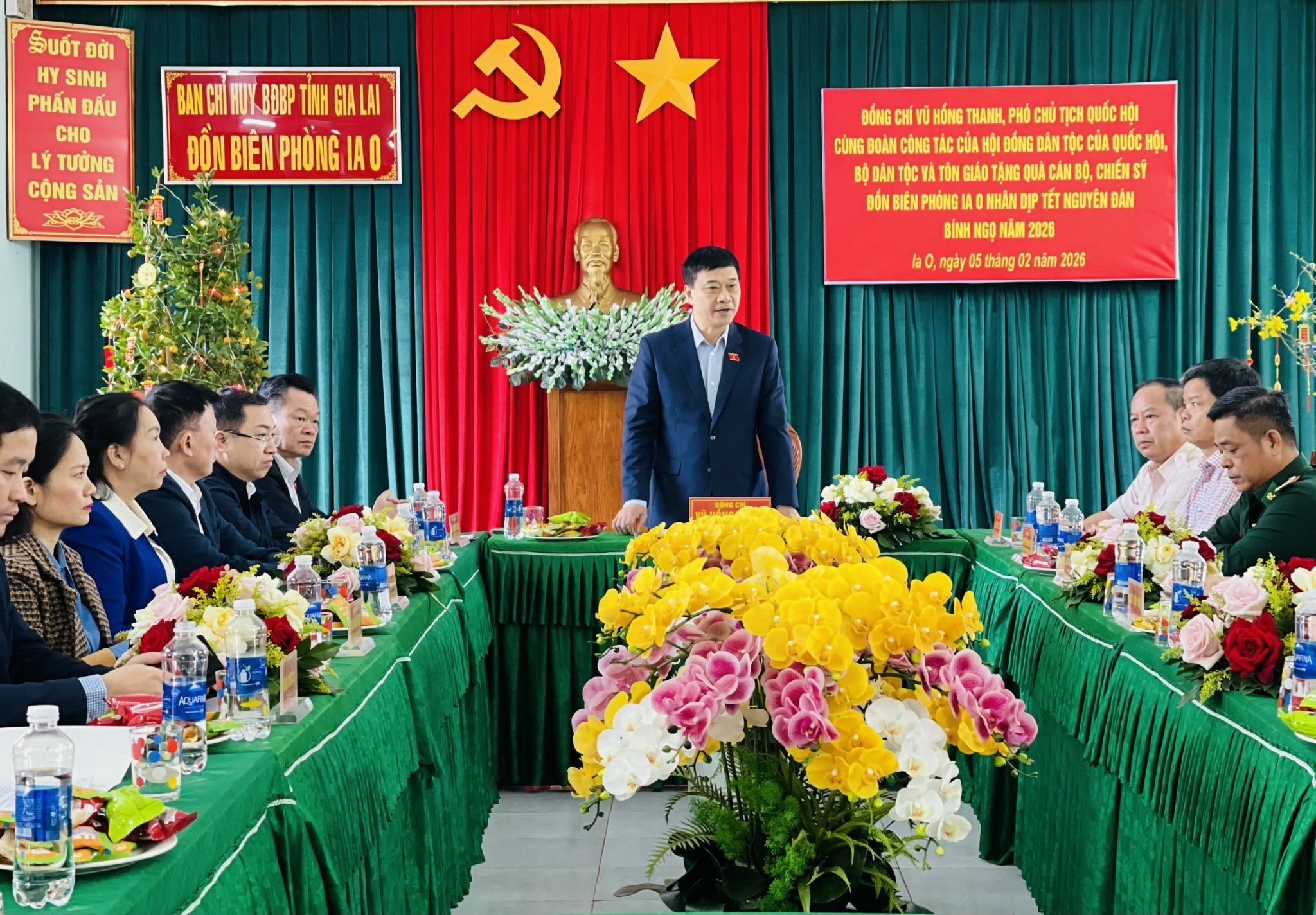 Phó Chủ tịch Quốc hội thăm chúc Tết cán bộ, chiến sĩ Đồn Biên phòng Ia O- Ảnh 2.