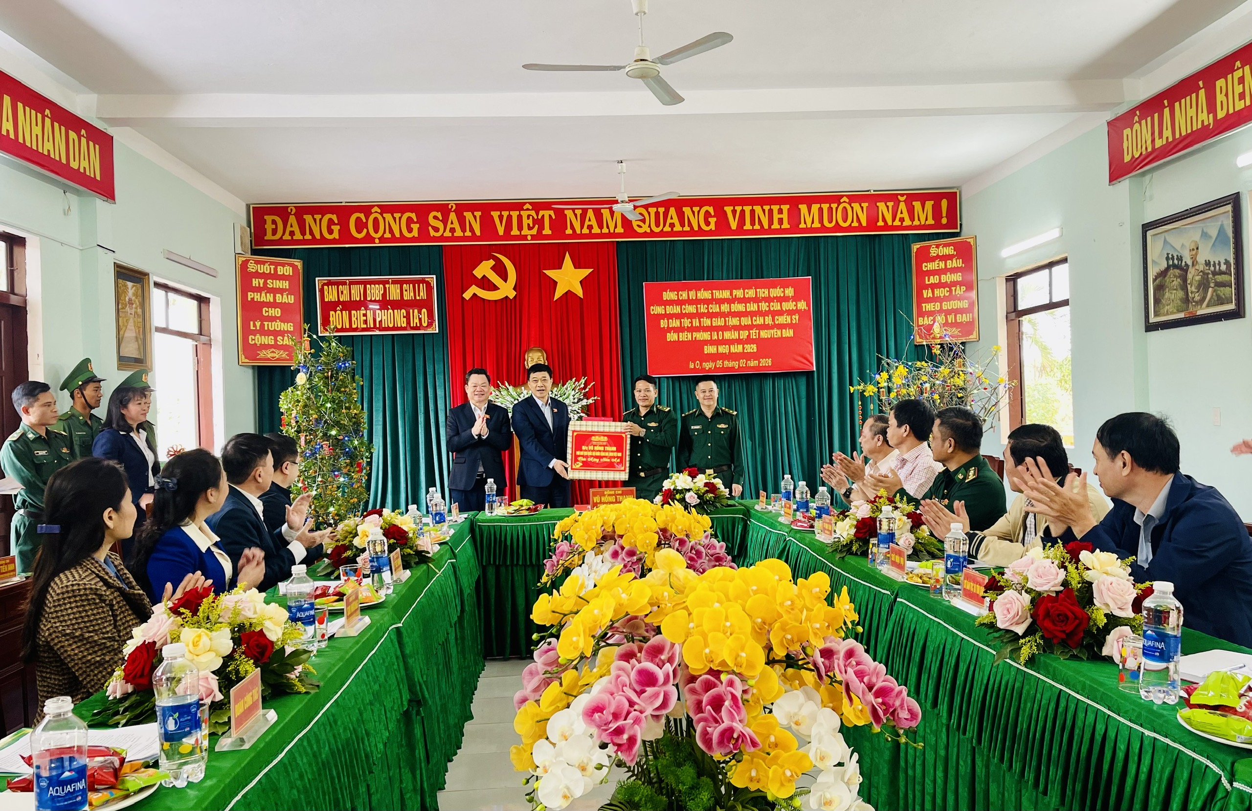 Phó Chủ tịch Quốc hội thăm chúc Tết cán bộ, chiến sĩ Đồn Biên phòng Ia O- Ảnh 3.
