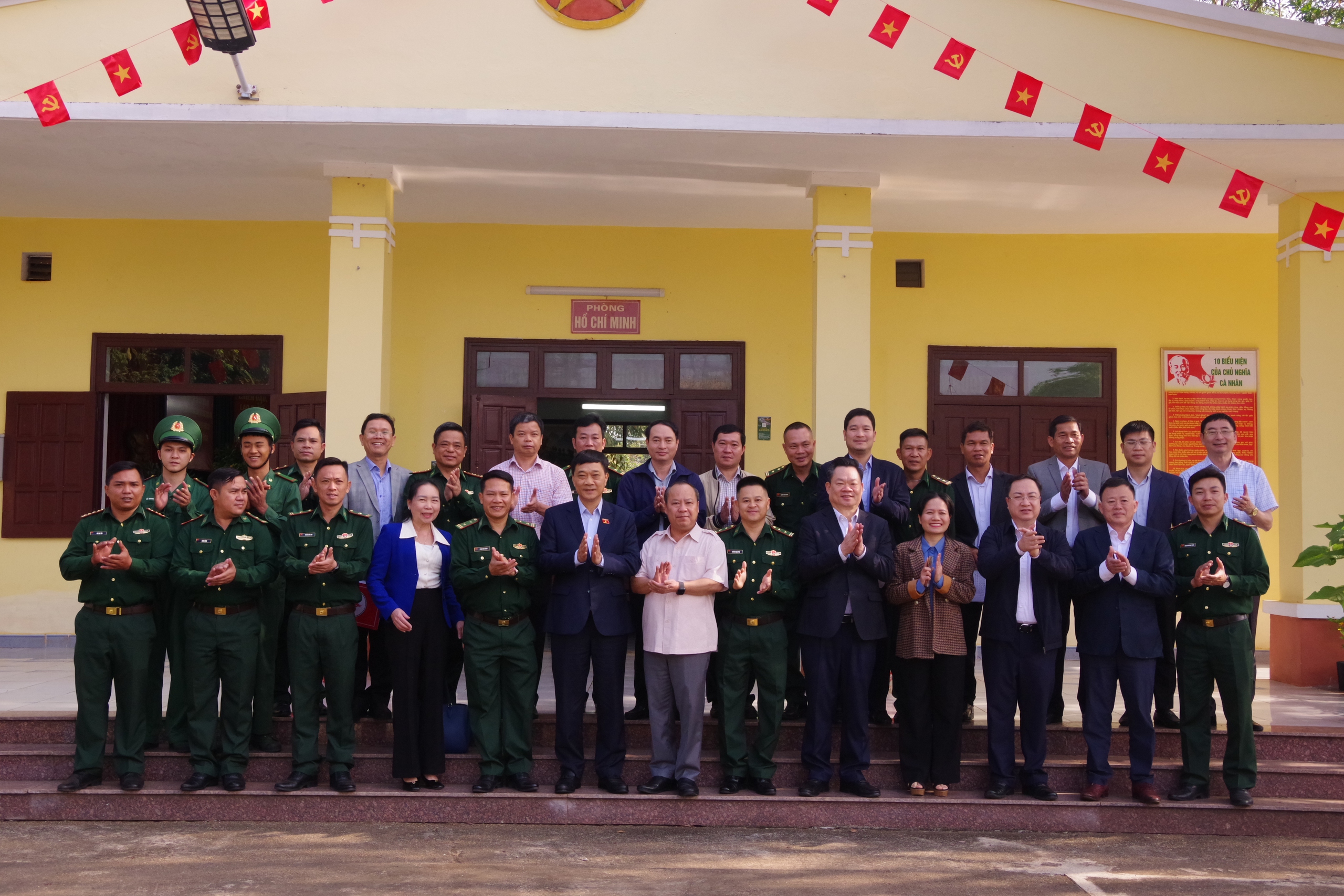 Phó Chủ tịch Quốc hội thăm chúc Tết cán bộ, chiến sĩ Đồn Biên phòng Ia O- Ảnh 4.