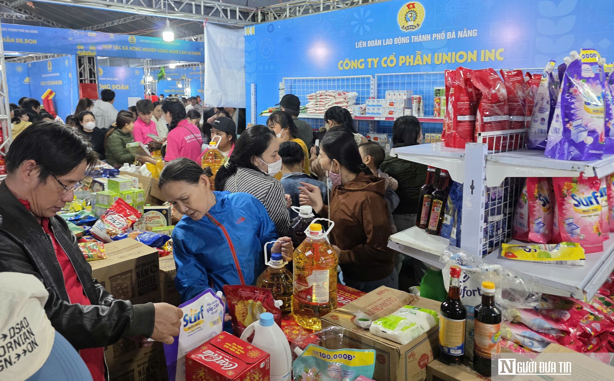 Phi&ecirc;n chợ cuối năm v&agrave; c&aacute;i Tết nhẹ g&aacute;nh của c&ocirc;ng nh&acirc;n Đ&agrave; Nẵng - Ảnh 1.