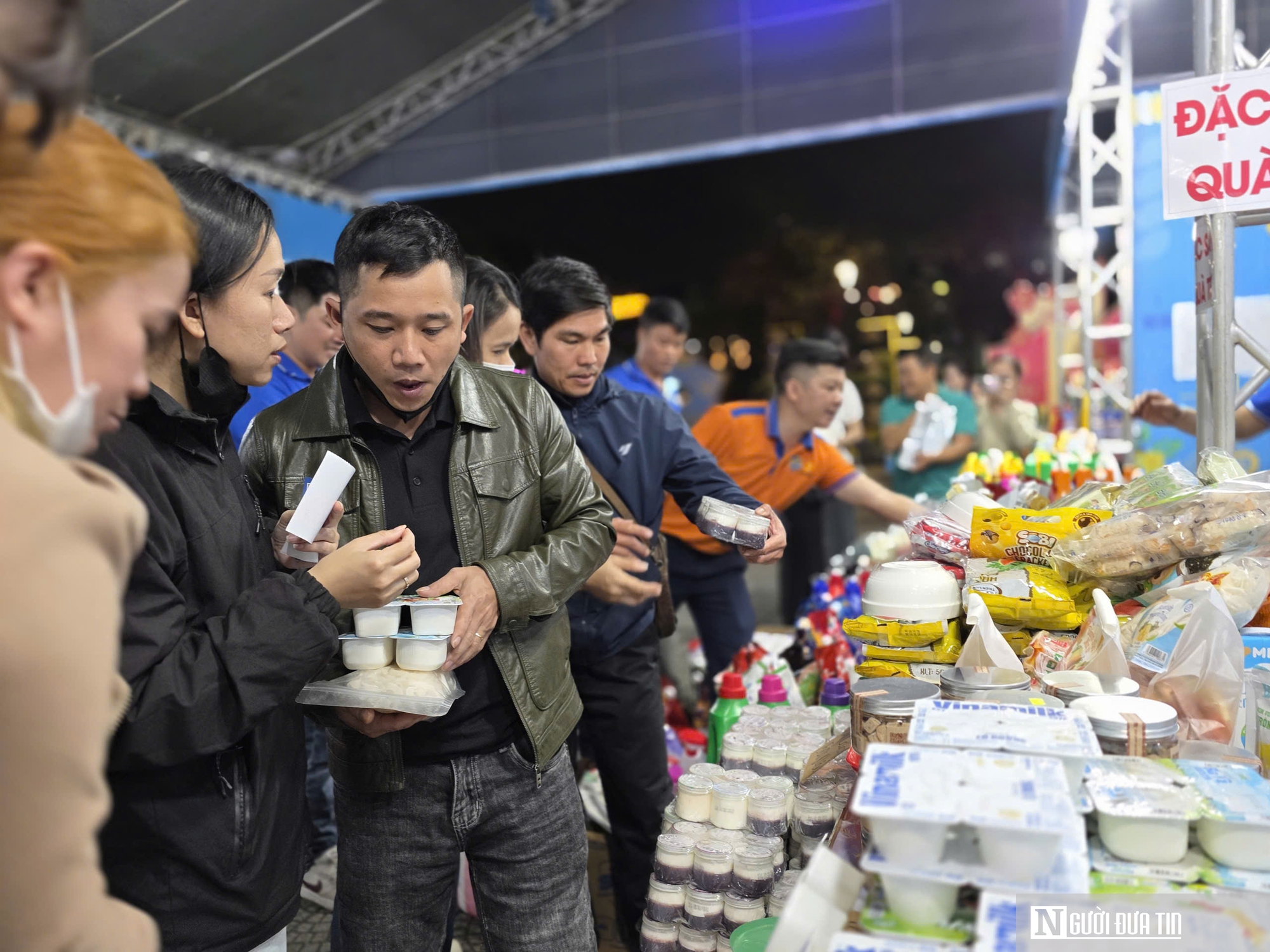 Phi&ecirc;n chợ cuối năm v&agrave; c&aacute;i Tết nhẹ g&aacute;nh của c&ocirc;ng nh&acirc;n Đ&agrave; Nẵng - Ảnh 3.