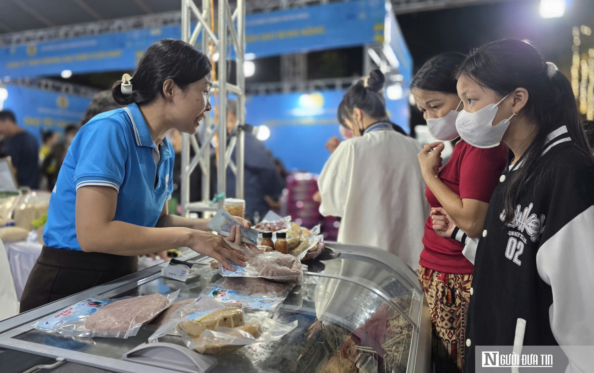 Phi&ecirc;n chợ cuối năm v&agrave; c&aacute;i Tết nhẹ g&aacute;nh của c&ocirc;ng nh&acirc;n Đ&agrave; Nẵng - Ảnh 7.