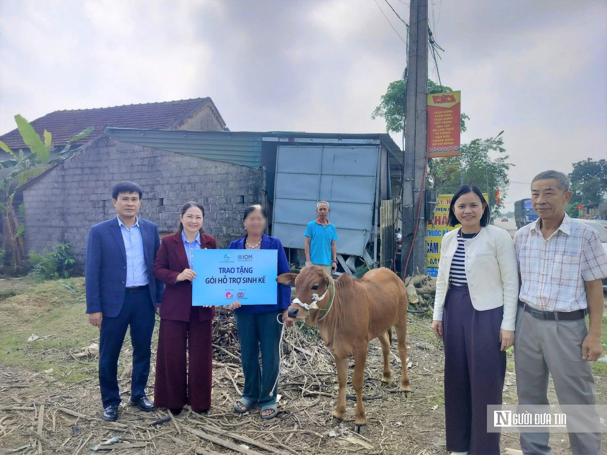 Trao m&ocirc; h&igrave;nh sinh kế, gi&uacute;p người bị mua b&aacute;n trở về t&aacute;i thiết cuộc sống- Ảnh 1.