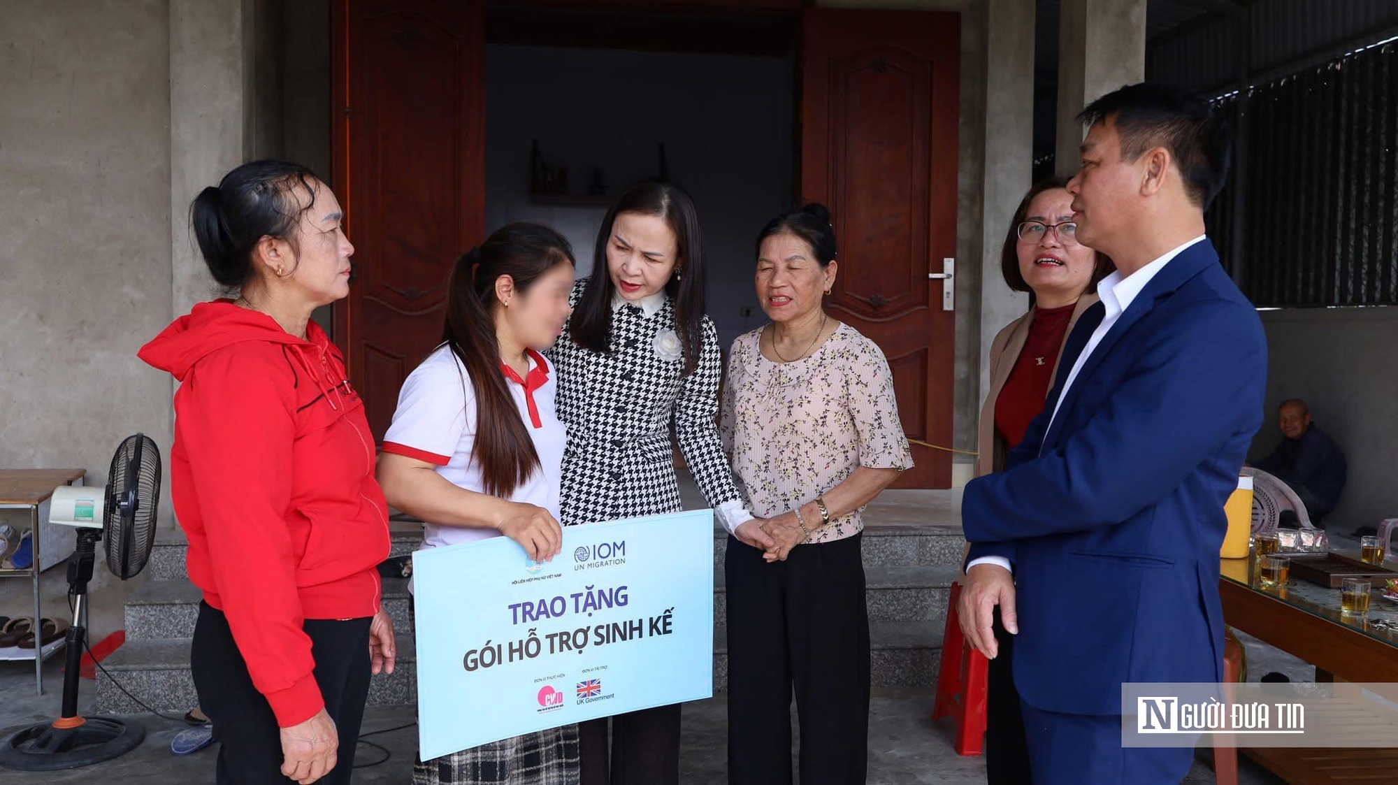 Trao m&ocirc; h&igrave;nh sinh kế, gi&uacute;p người bị mua b&aacute;n trở về t&aacute;i thiết cuộc sống- Ảnh 2.