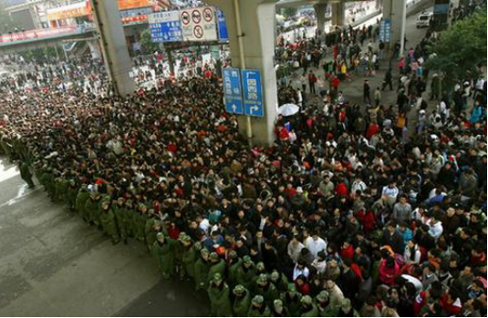 C&ocirc;ng ty thưởng Tết bằng m&oacute;n qu&agrave; "đặc biệt" khiến d&acirc;n c&ocirc;ng sở rưng rưng - Ảnh 1.