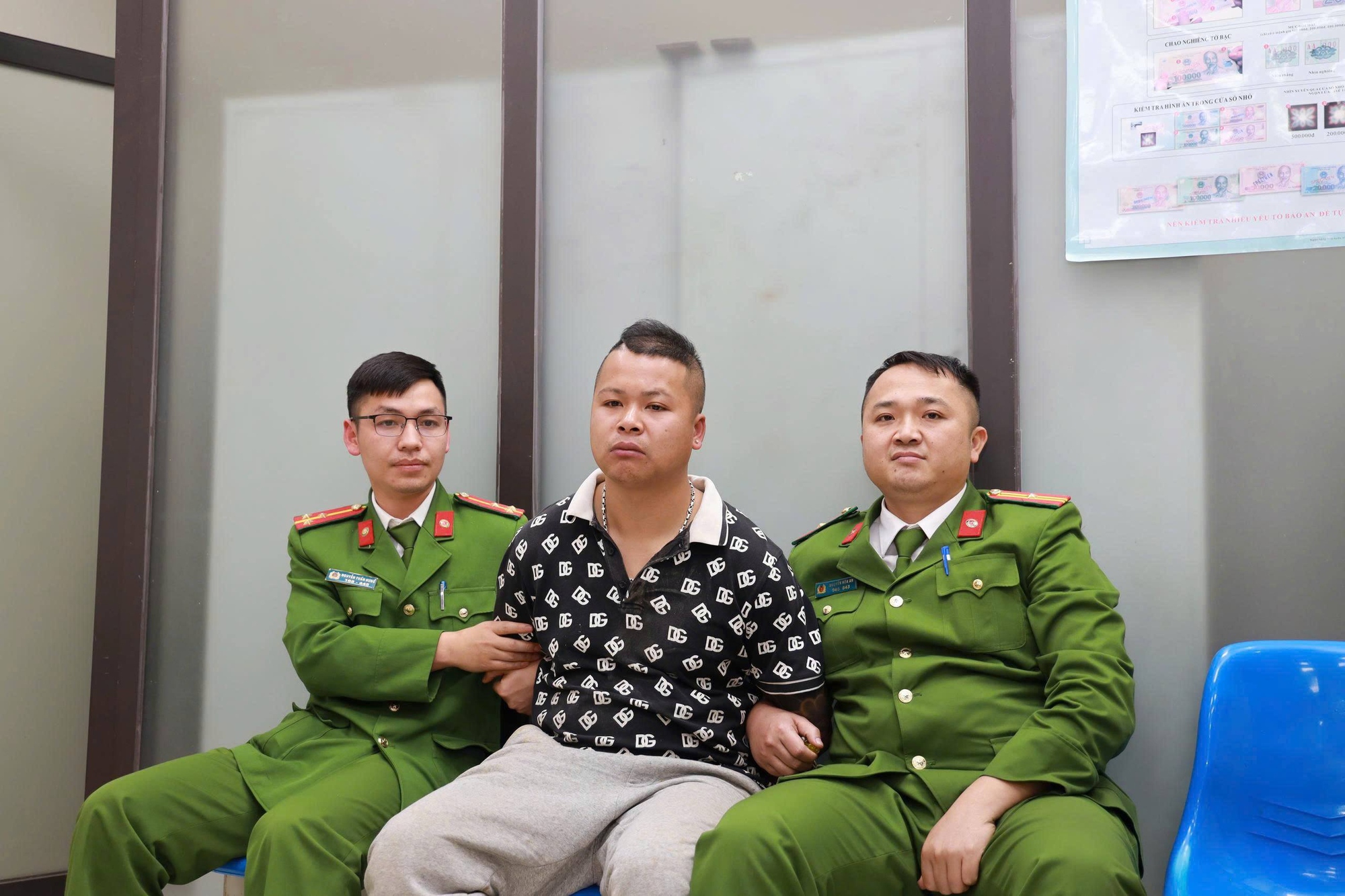 Vụ cướp ngân hàng ở Lào Cai: Nghi phạm đang điều trị bệnh tâm thần - Ảnh 1.