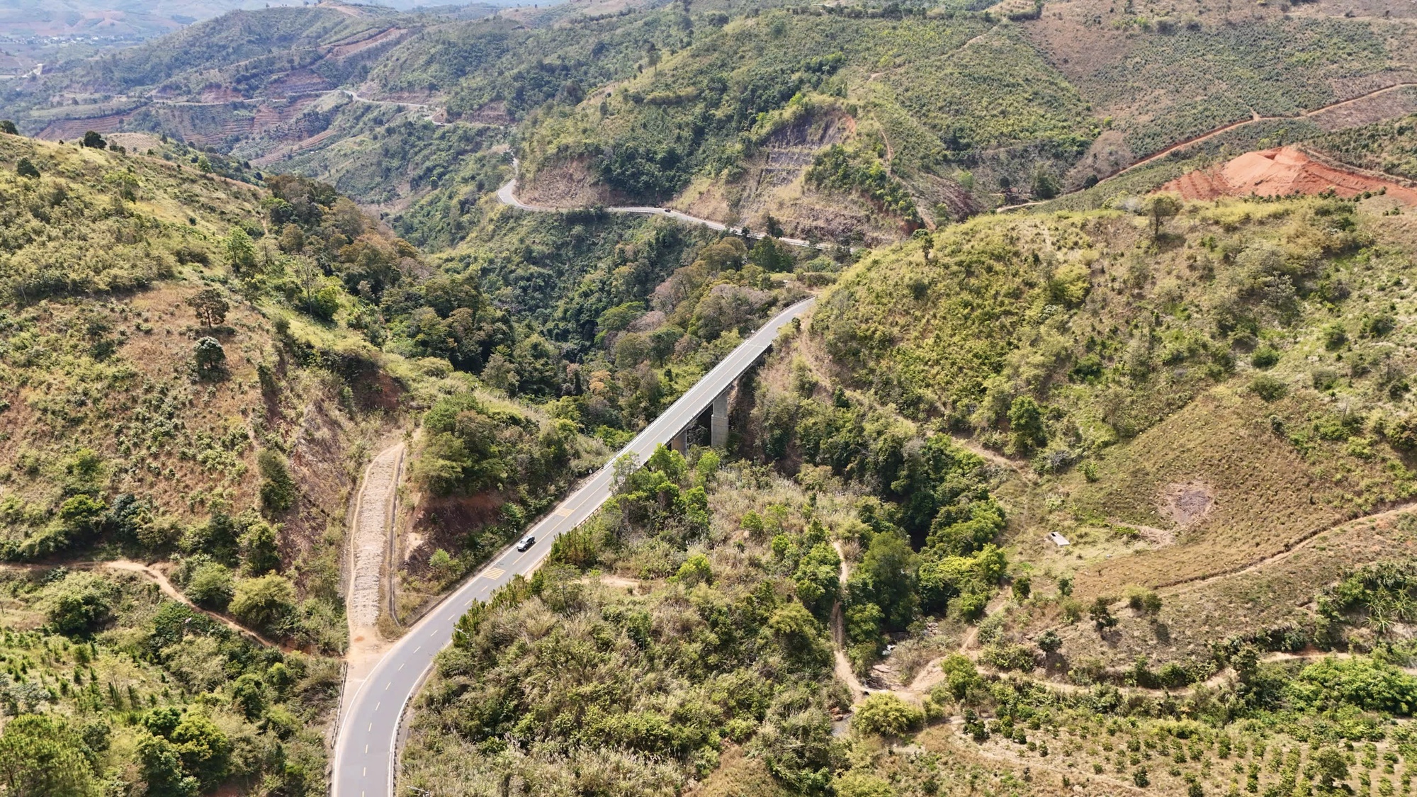 Đẹp ngỡ ngàng rừng tự nhiên thay lá nhuộm sắc đèo Măng Đen- Ảnh 1.