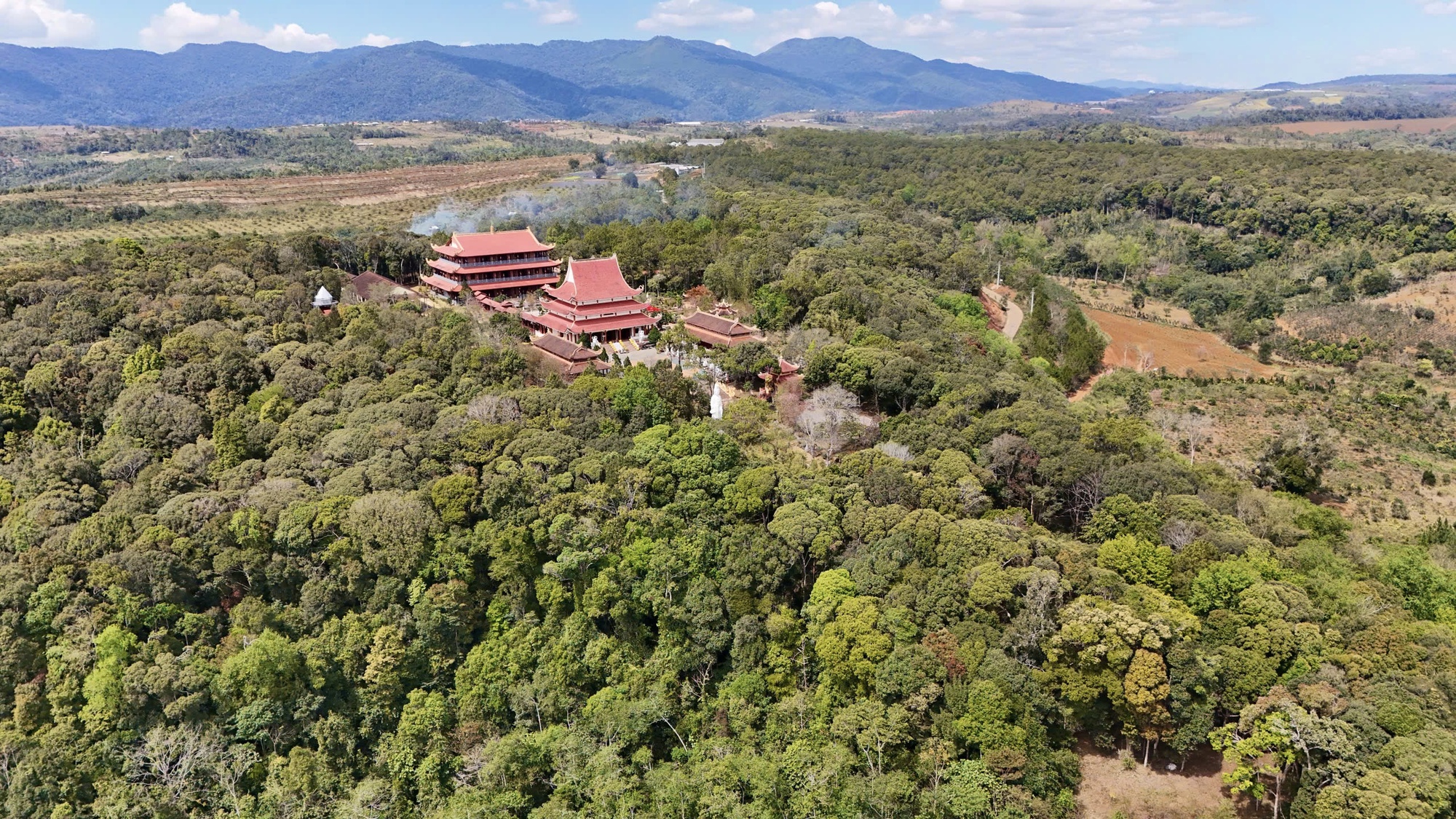 Đẹp ngỡ ngàng rừng tự nhiên thay lá nhuộm sắc đèo Măng Đen- Ảnh 12.