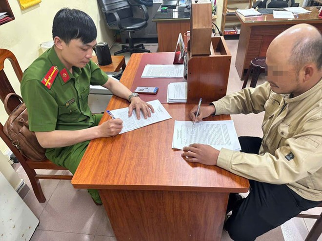 Vô tư chặt hoa mai anh đào về chơi Tết, hai người đàn ông được công an mời lên làm việc - Ảnh 1.