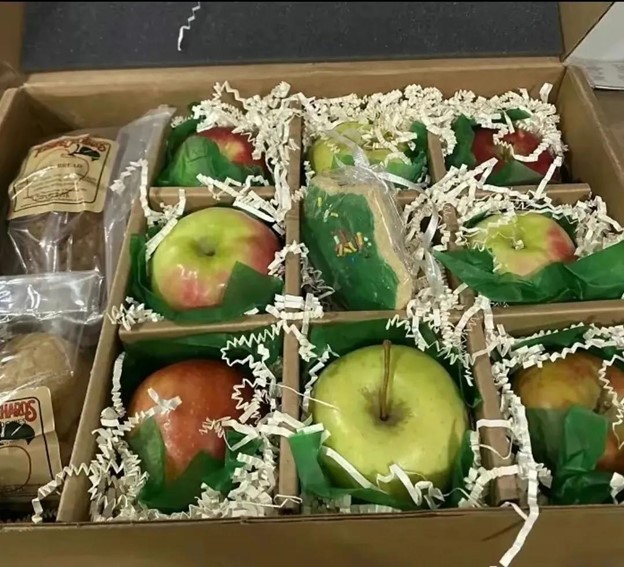 Nghe thưởng Tết “Apple”, nhân viên háo hức mở quà  và cái kết bất ngờ - Ảnh 1.