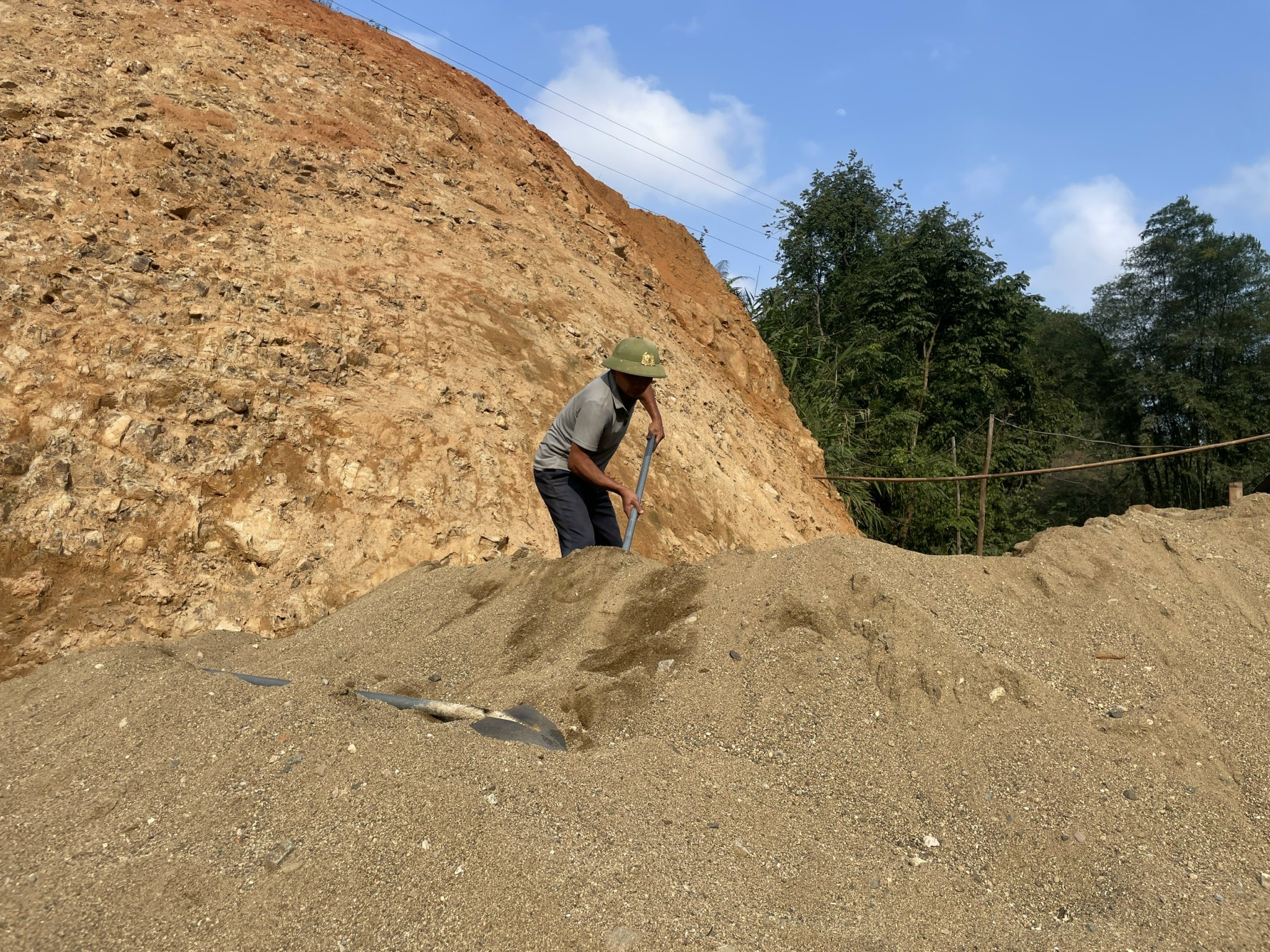 Dựng nhà tạm đón Tết, người dân vùng lũ Yên Nhân vẫn chưa được an cư  - Ảnh 10.