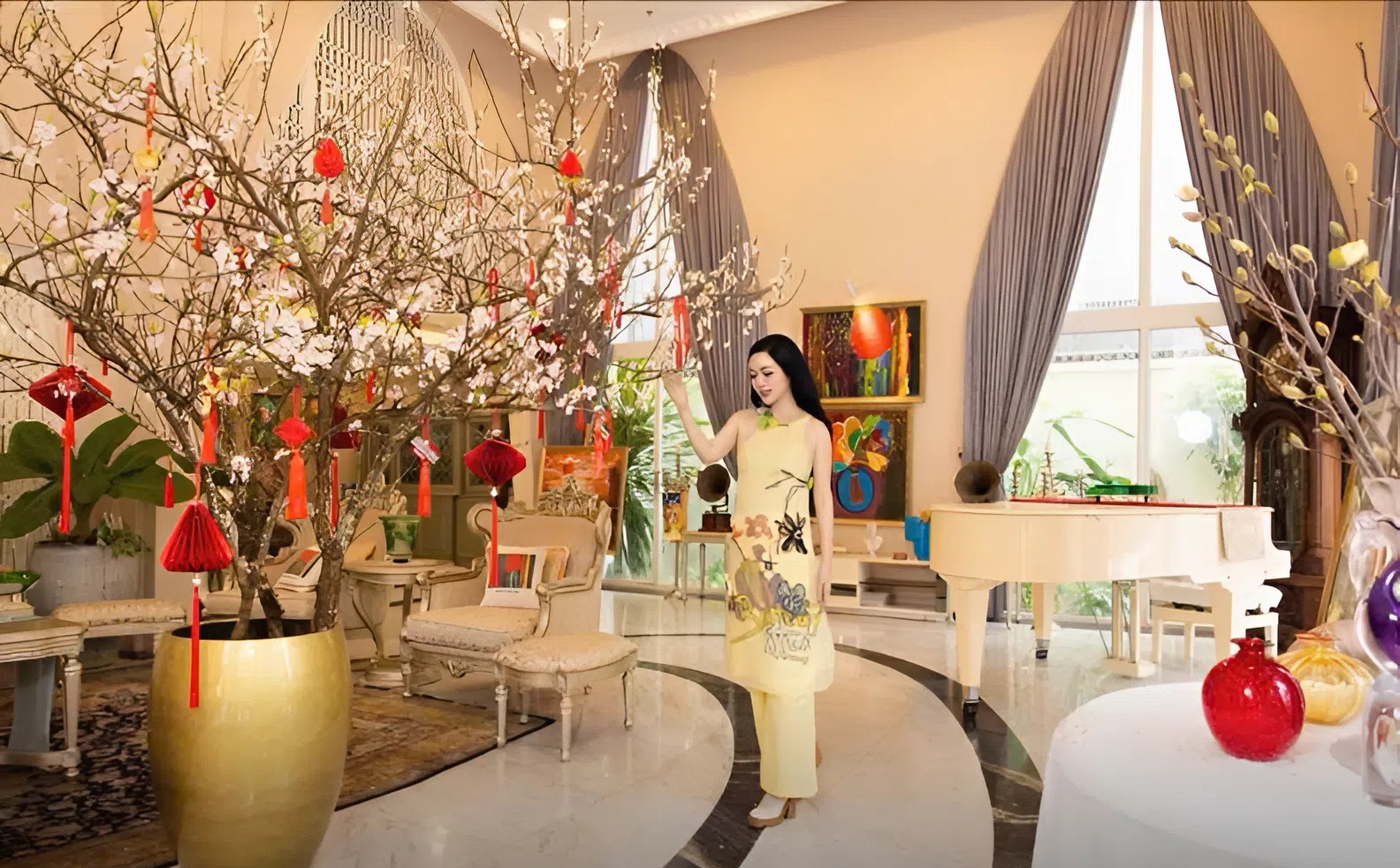 Hoa hậu "34 năm không có người kế vị" trang hoàng biệt thự 1.000m2 đón tết Bính Ngọ- Ảnh 1.