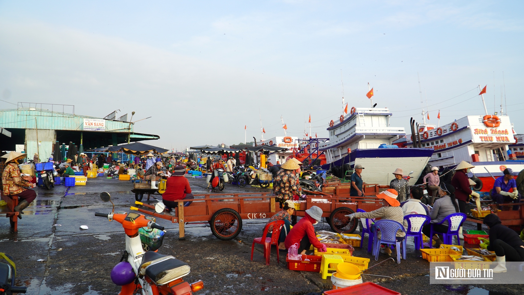 Ngư trường lớn vào mùa cao điểm, cảng cá Phan Thiết sôi động cận Tết - Ảnh 1.