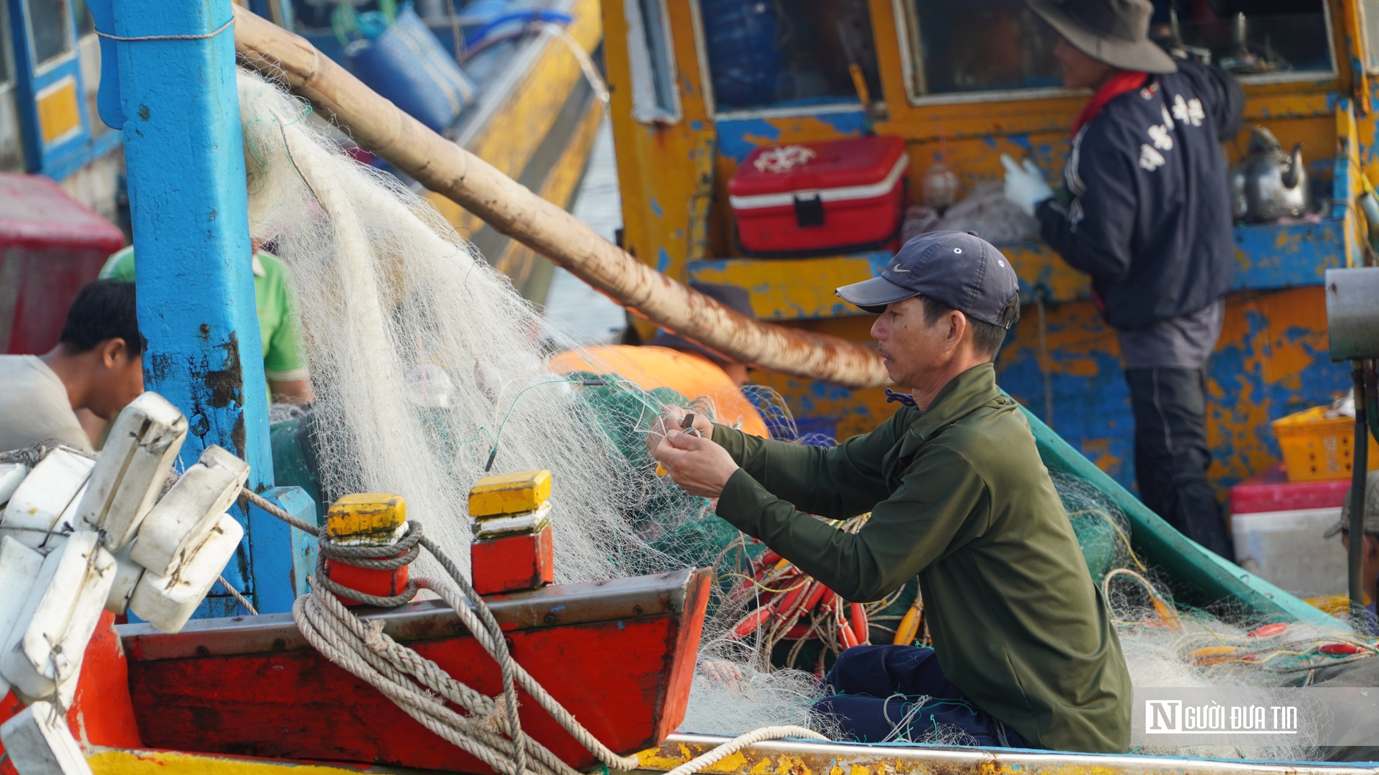 Ngư trường lớn vào mùa cao điểm, cảng cá Phan Thiết sôi động cận Tết - Ảnh 8.