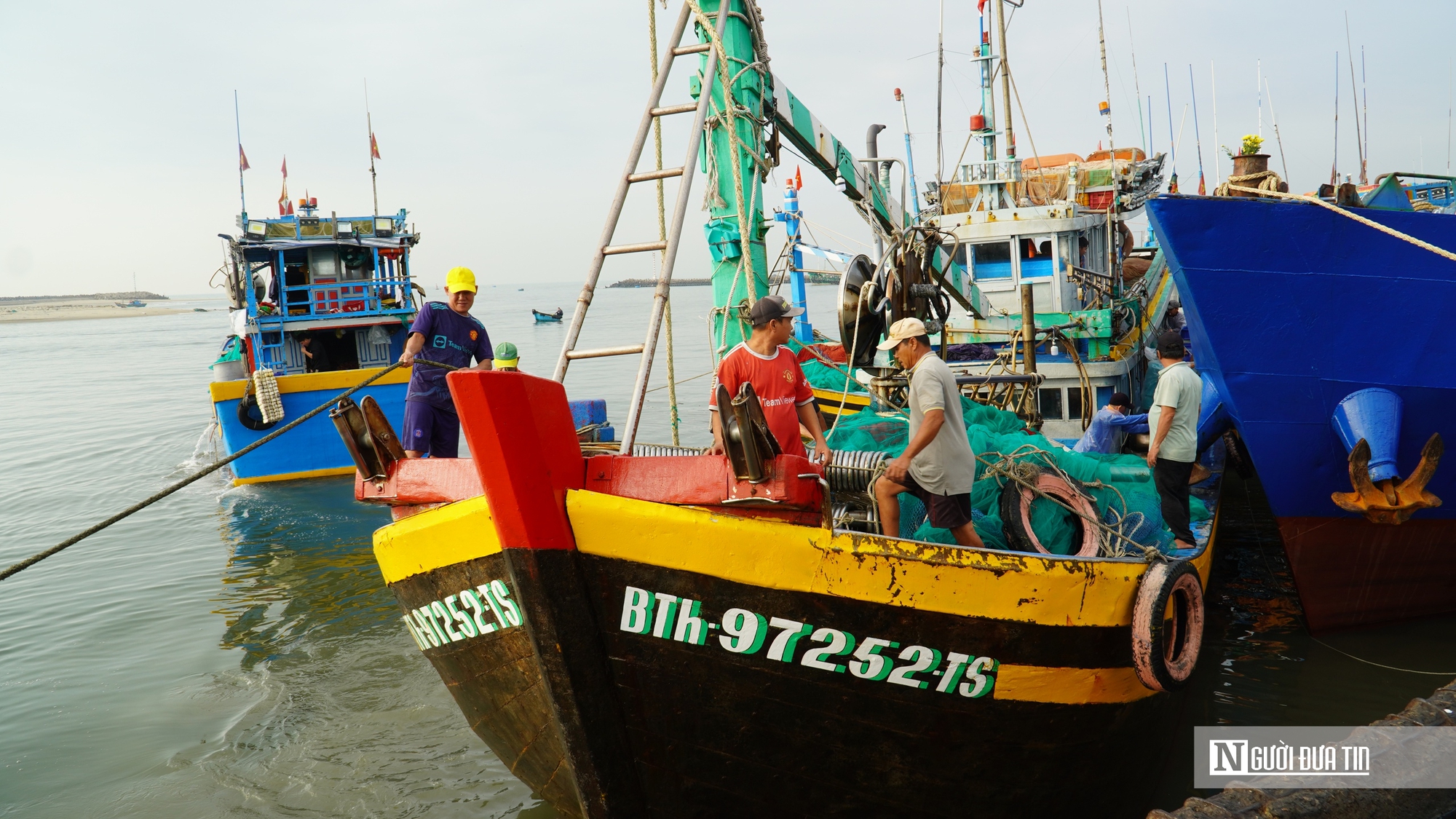 Ngư trường lớn vào mùa cao điểm, cảng cá Phan Thiết sôi động cận Tết - Ảnh 9.