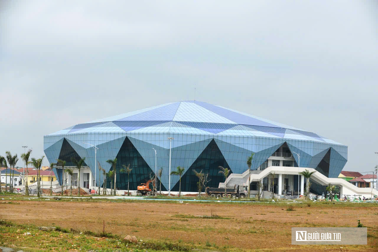 “Ngắm” nhà thi đấu đa năng hình kim cương xanh độc đáo tại Quảng Trị- Ảnh 2.