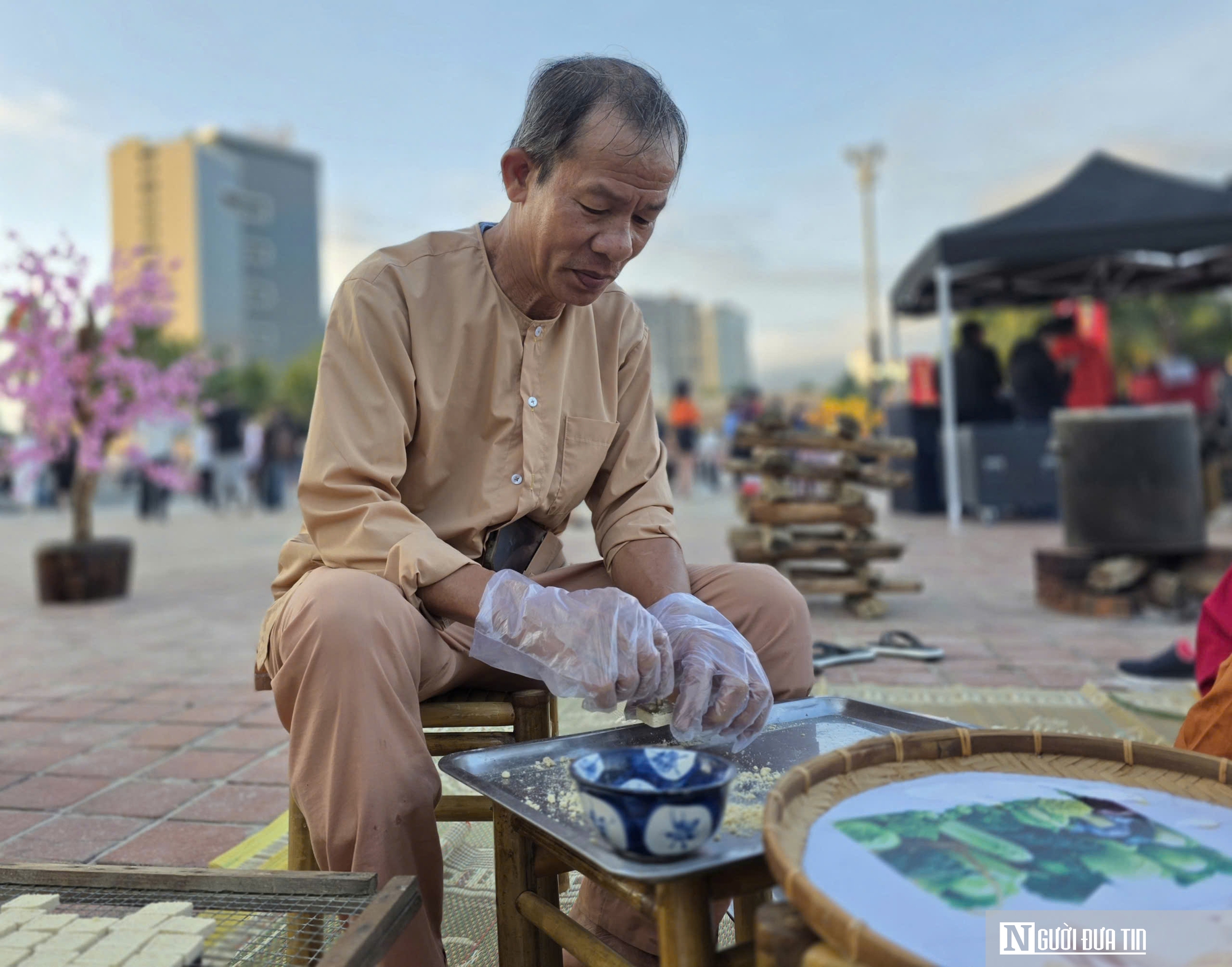 Du khách thích thú trải nghiệm Tết làng chài bên bờ biển Đà Nẵng- Ảnh 9. Du khách thích thú trải nghiệm Tết làng chài bên bờ biển Đà Nẵng- Ảnh 9.