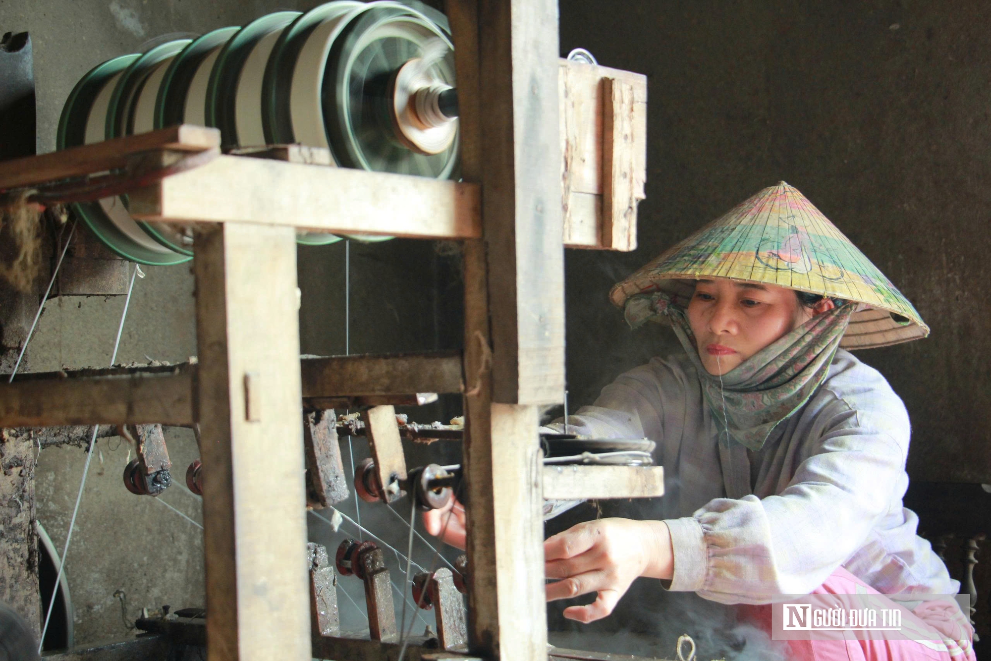 Tắt lửa nghề ở Hồng Đô, chỉ còn một guồng tơ quay níu ký ức vàng son - Ảnh 1.