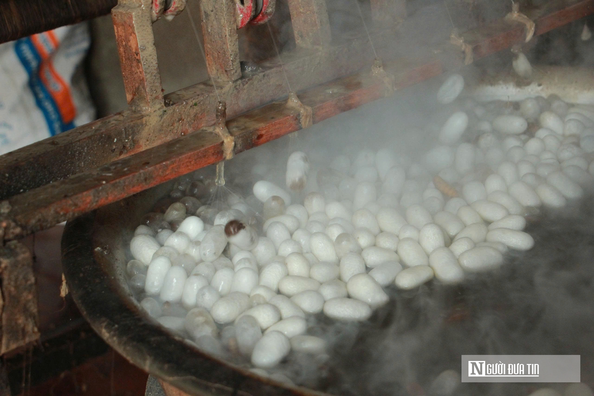 Tắt lửa nghề ở Hồng Đô, chỉ còn một guồng tơ quay níu ký ức vàng son - Ảnh 2.