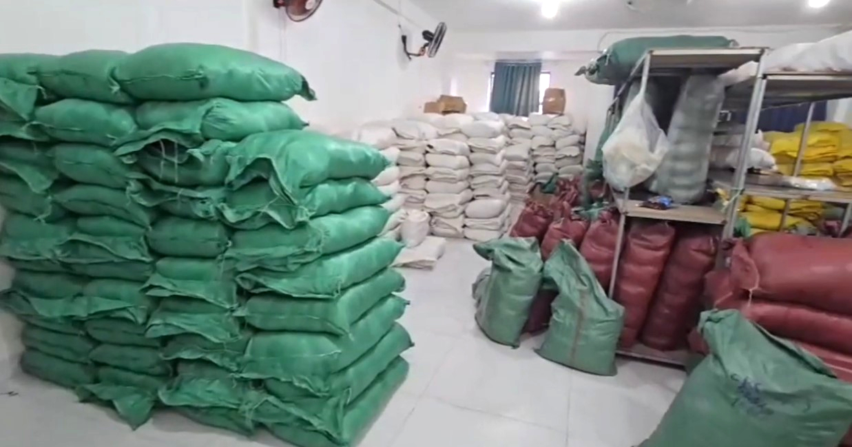 Hành trình triệt phá đường dây sản xuất cà phê bột giả, mỗi ngày tung ra thị trường gần 1 tấn- Ảnh 3. Hành trình triệt phá đường dây sản xuất cà phê bột giả, mỗi ngày tung ra thị trường gần 1 tấn- Ảnh 3.