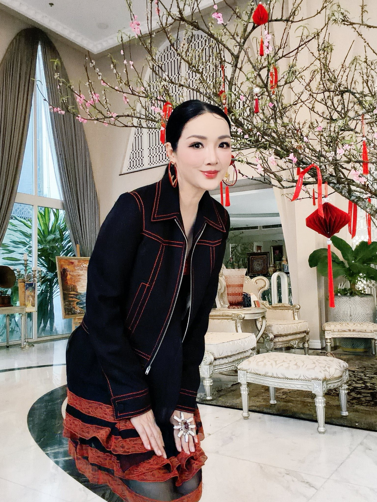 Hoa hậu "34 năm không có người kế vị" trang hoàng biệt thự 1.000m2 đón tết Bính Ngọ- Ảnh 2.