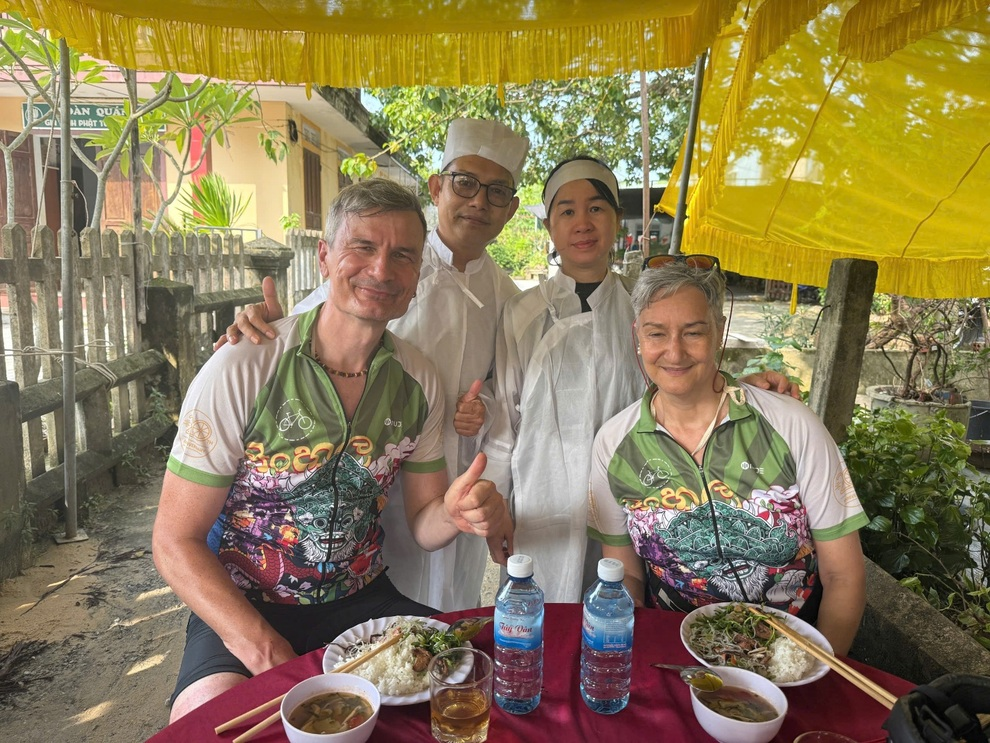 Đi qua đám tang, khách Tây tưởng nhà hàng chạy vào gọi đồ và cái kết bất ngờ - Ảnh 2.