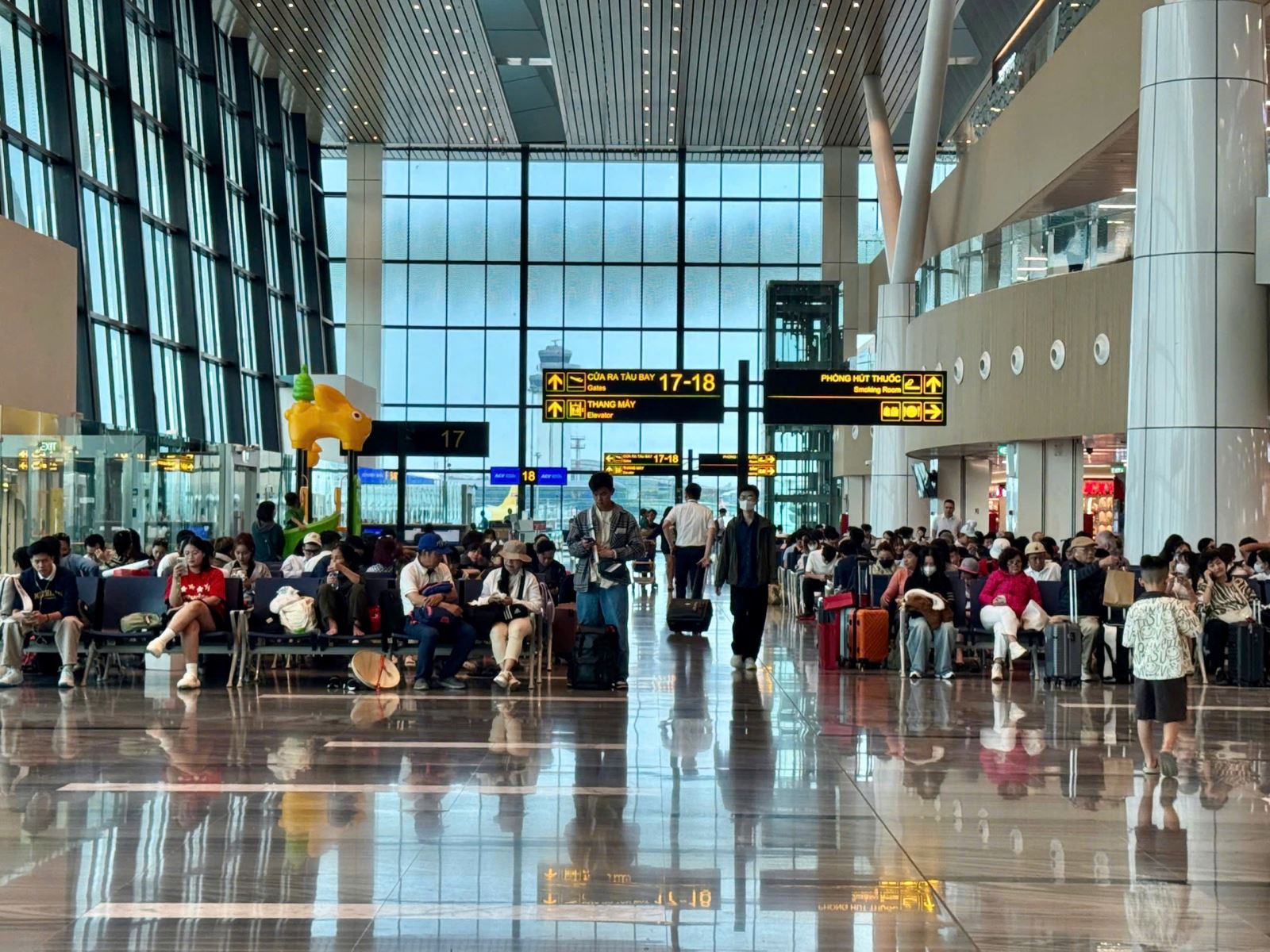 Cao điểm tết, sân bay Tân Sơn Nhất dự kiến phục vụ 145.000 khách/ngày- Ảnh 1. Cao điểm tết, sân bay Tân Sơn Nhất dự kiến phục vụ 145.000 khách/ngày- Ảnh 1.