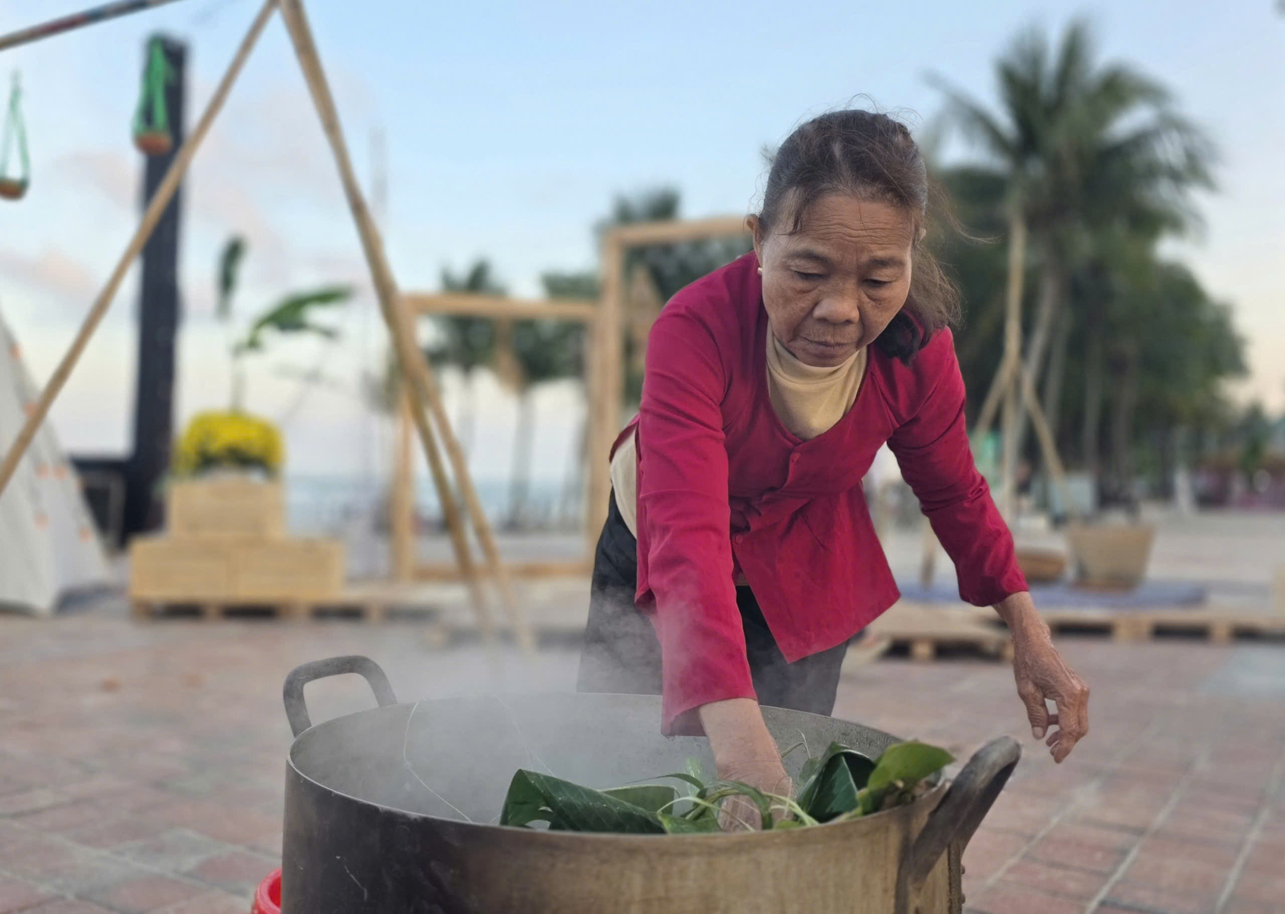 Du khách thích thú trải nghiệm Tết làng chài bên bờ biển Đà Nẵng- Ảnh 5. Du khách thích thú trải nghiệm Tết làng chài bên bờ biển Đà Nẵng- Ảnh 5.