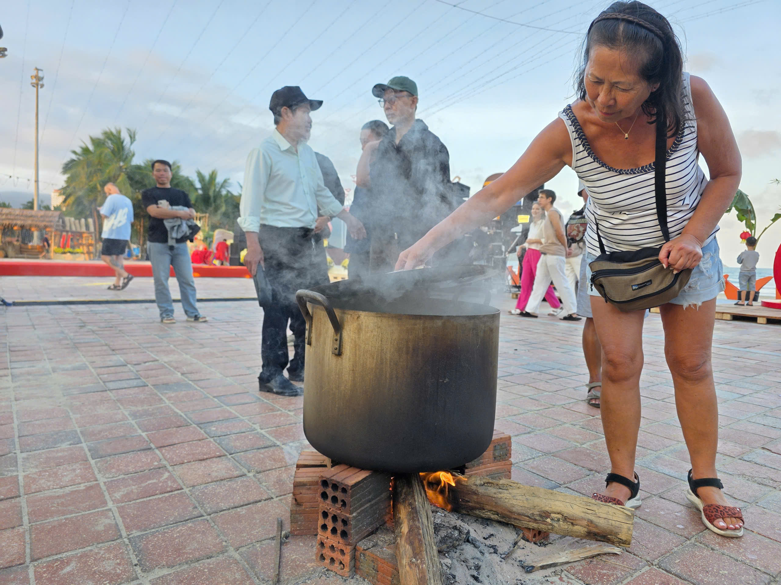 Du khách thích thú trải nghiệm Tết làng chài bên bờ biển Đà Nẵng- Ảnh 7. Du khách thích thú trải nghiệm Tết làng chài bên bờ biển Đà Nẵng- Ảnh 7.