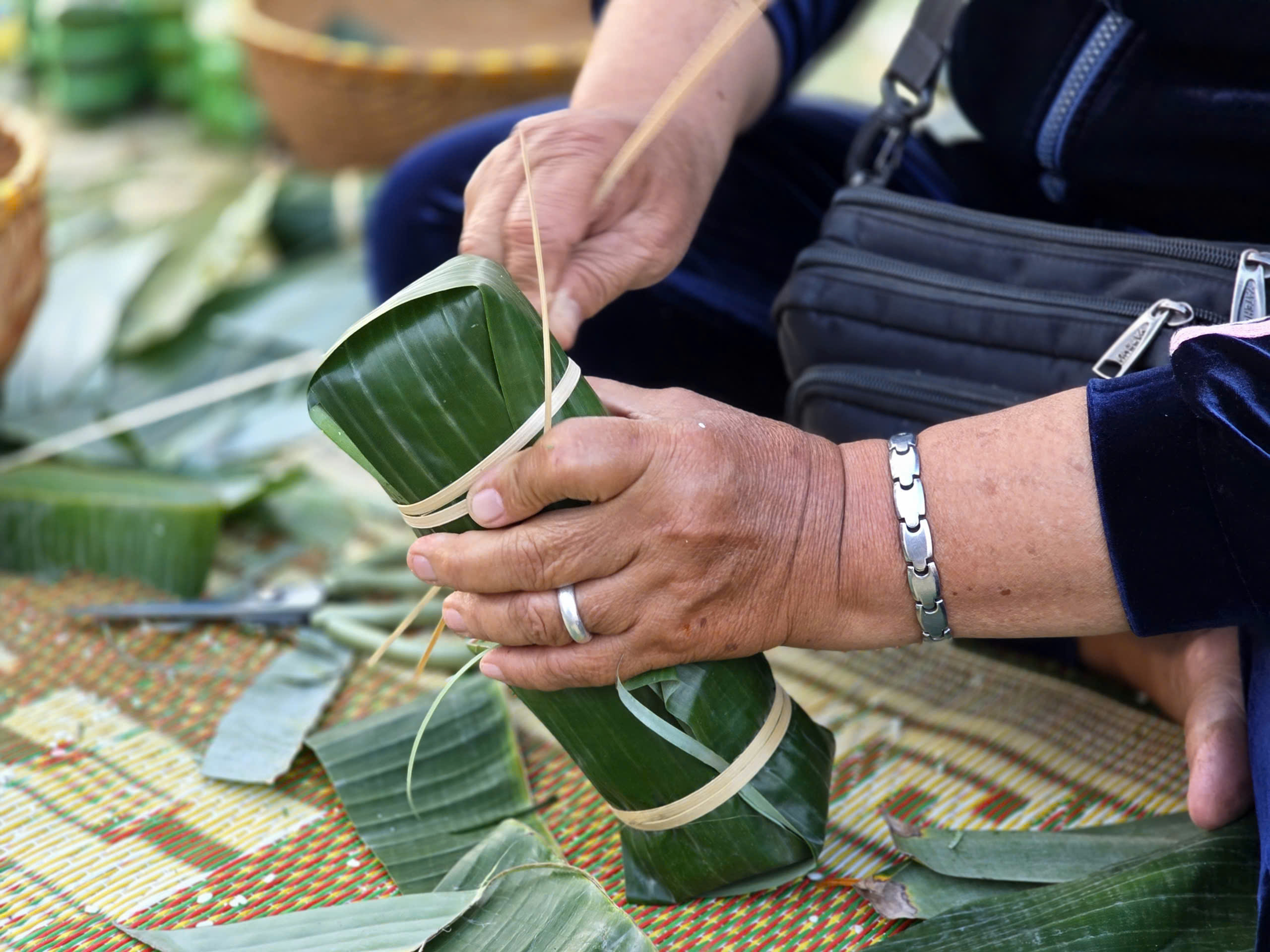Du khách thích thú trải nghiệm Tết làng chài bên bờ biển Đà Nẵng- Ảnh 3. Du khách thích thú trải nghiệm Tết làng chài bên bờ biển Đà Nẵng- Ảnh 3.