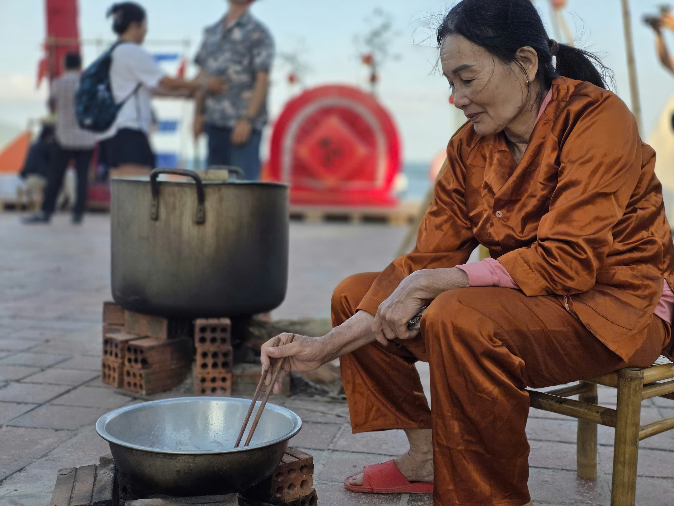 Du khách thích thú trải nghiệm Tết làng chài bên bờ biển Đà Nẵng- Ảnh 16. Du khách thích thú trải nghiệm Tết làng chài bên bờ biển Đà Nẵng- Ảnh 16.