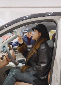 Nữ diễn viên 9X gây sốc khi thưởng Tết cho nhân viên bằng ô tô - Ảnh 4.