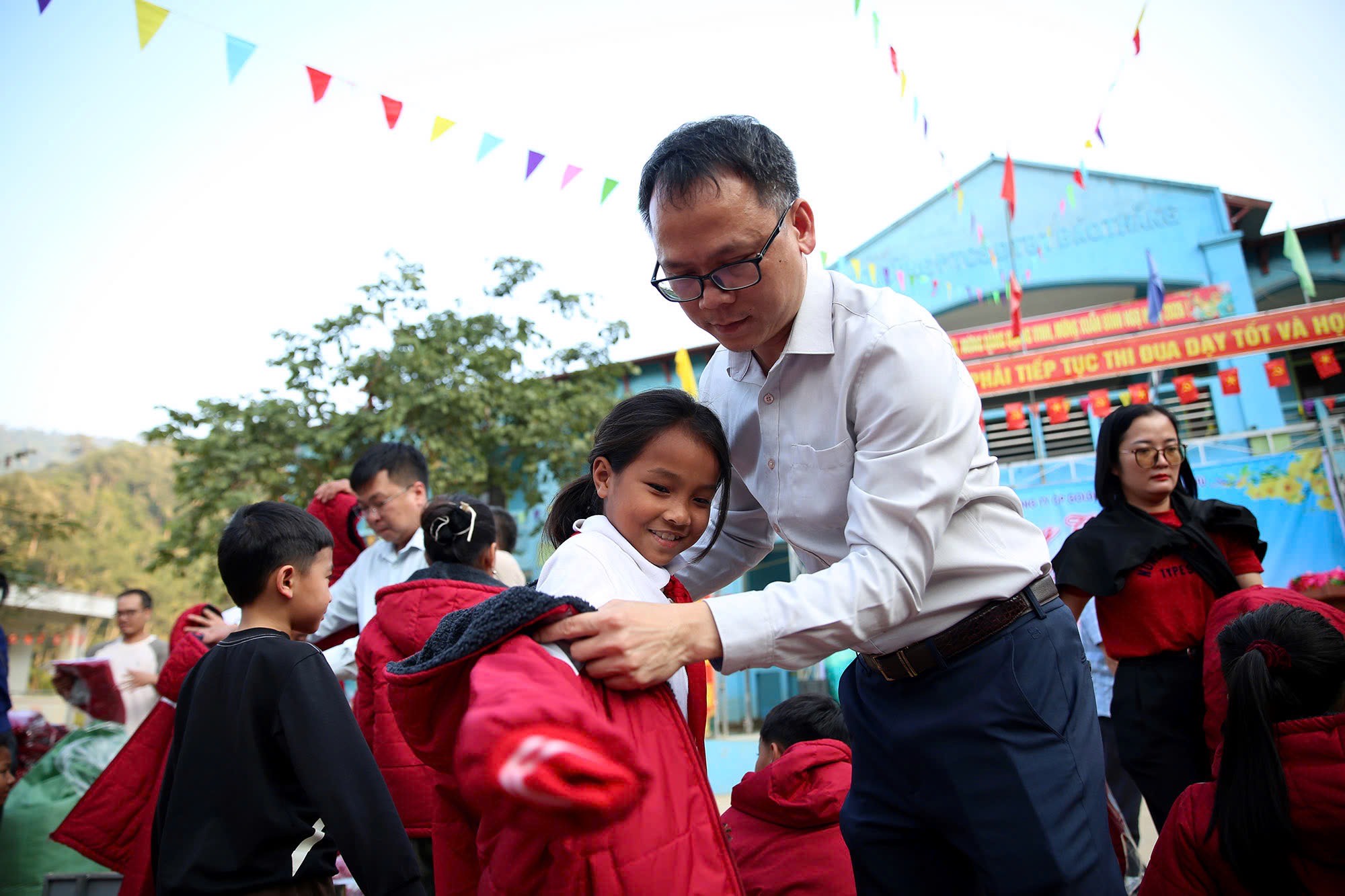 Ngược núi rừng, mang tấm lòng miền xuôi sưởi ấm vùng cao- Ảnh 4.