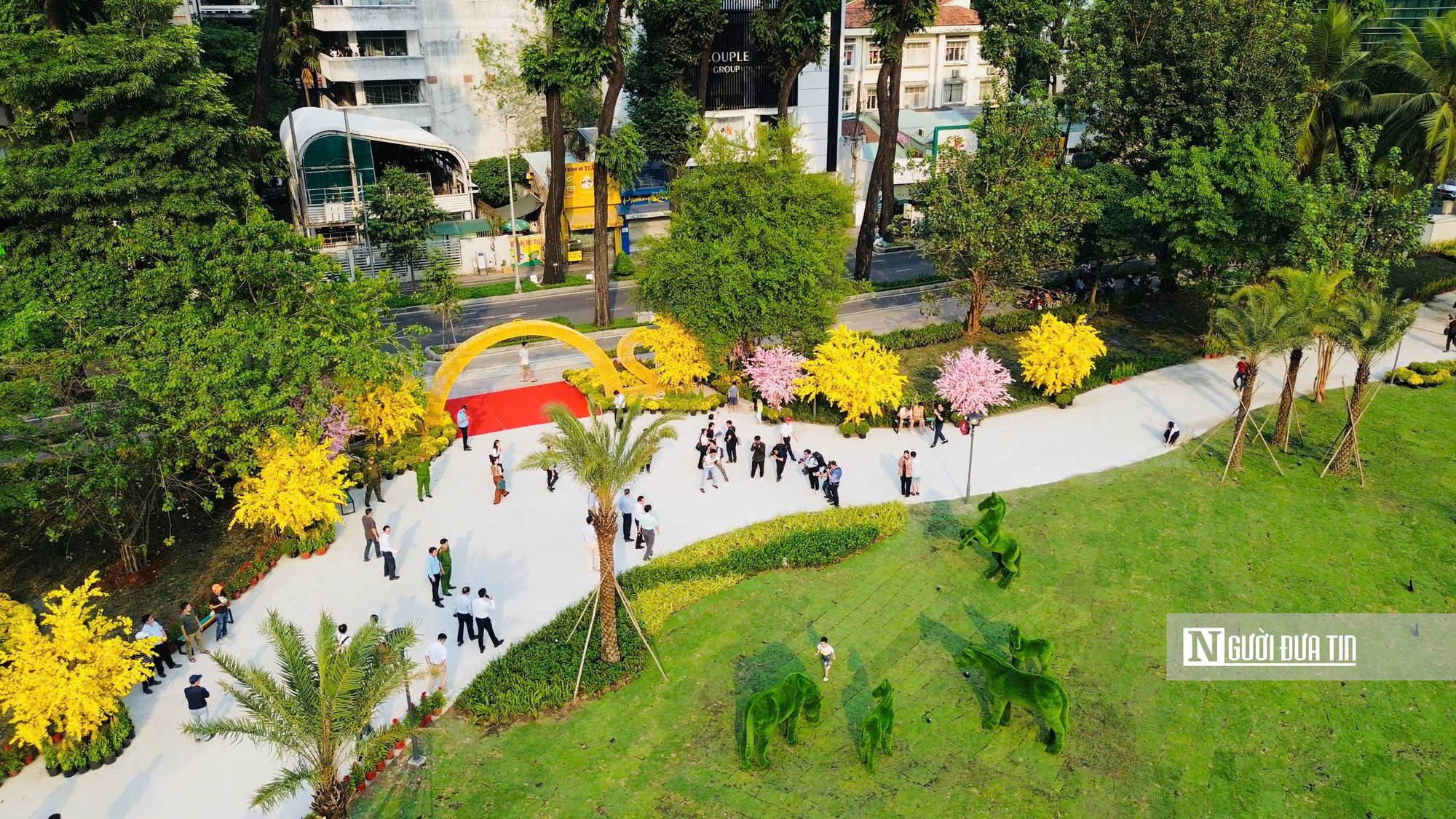 Tp.HCM: &ldquo;Kho&aacute;c &aacute;o mới&rdquo; rộn r&agrave;ng đ&oacute;n Tết - Ảnh 8.