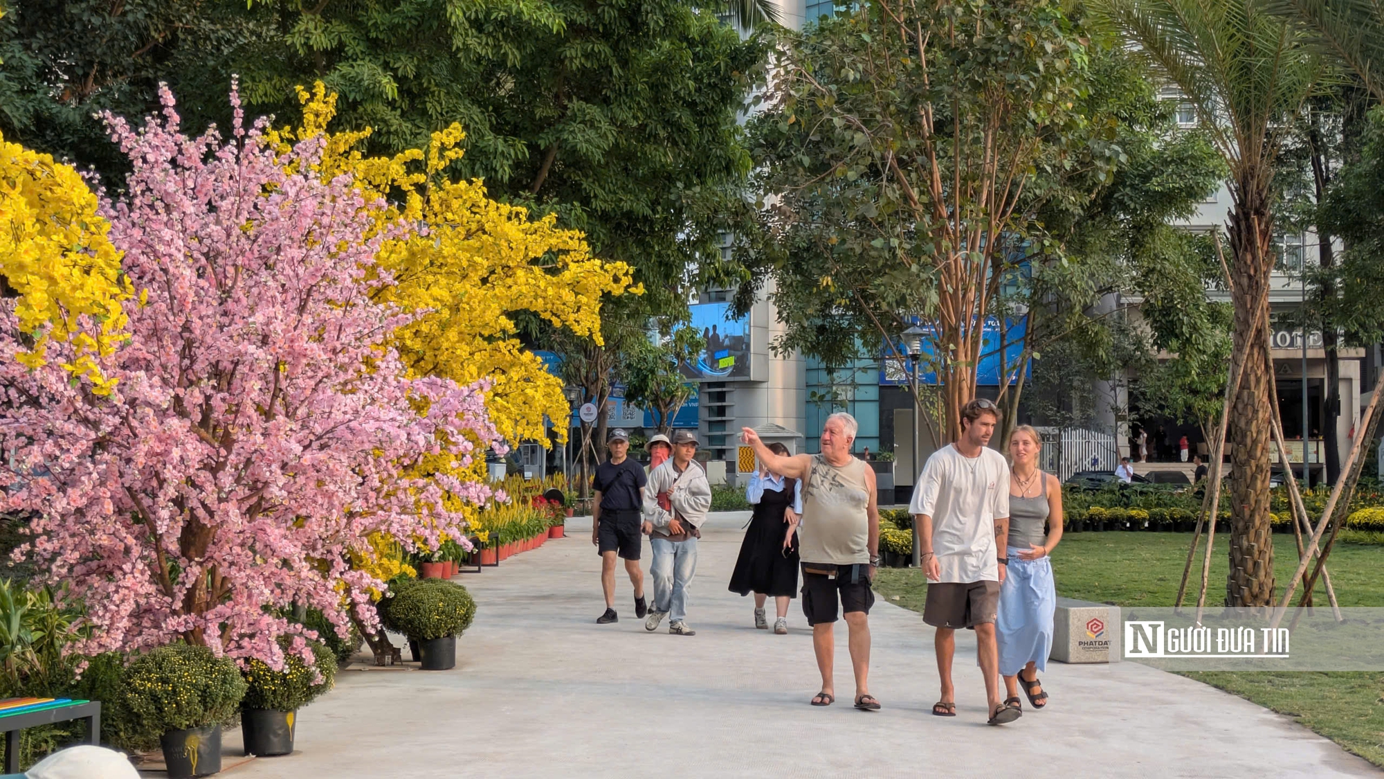 Tp.HCM: &ldquo;Kho&aacute;c &aacute;o mới&rdquo; rộn r&agrave;ng đ&oacute;n Tết - Ảnh 12.