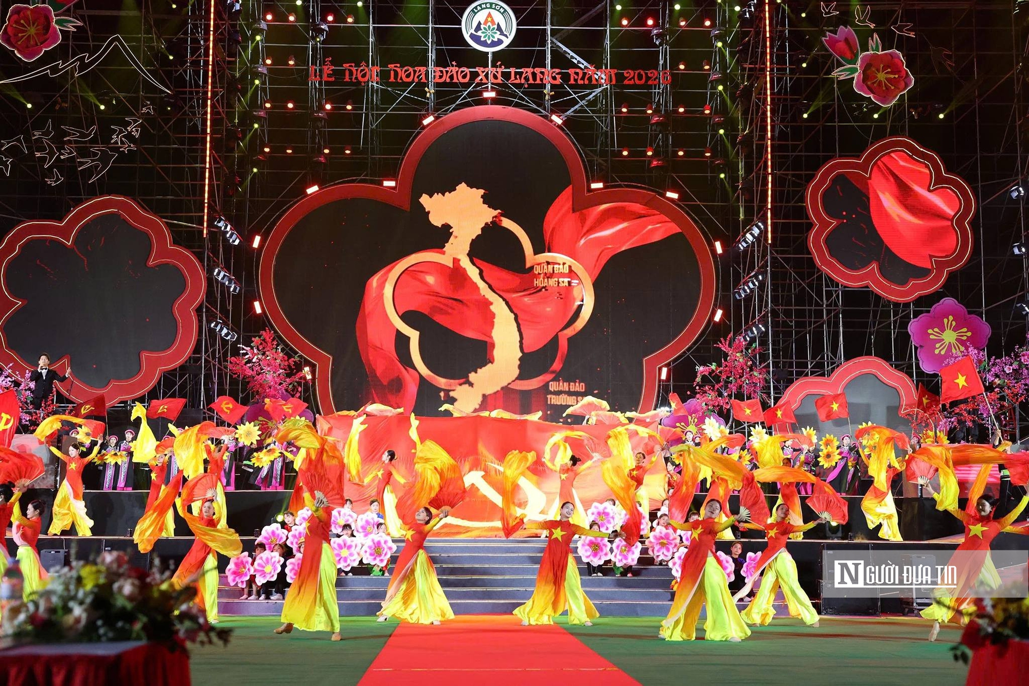 M&atilde;n nh&atilde;n m&agrave;n ph&aacute;o hoa tại lễ hội Hoa đ&agrave;o xứ Lạng - Ảnh 2.